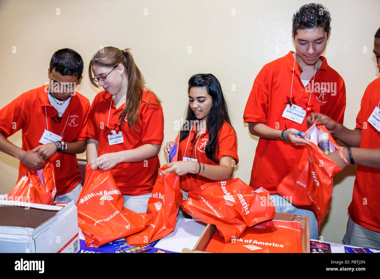 Miami Beach Florida,Miami Beach Convention Center,centro,Hispanic Heritage Month Expo,volontari servizio di comunità volontariato lavoratore di lavoro volontario Foto Stock