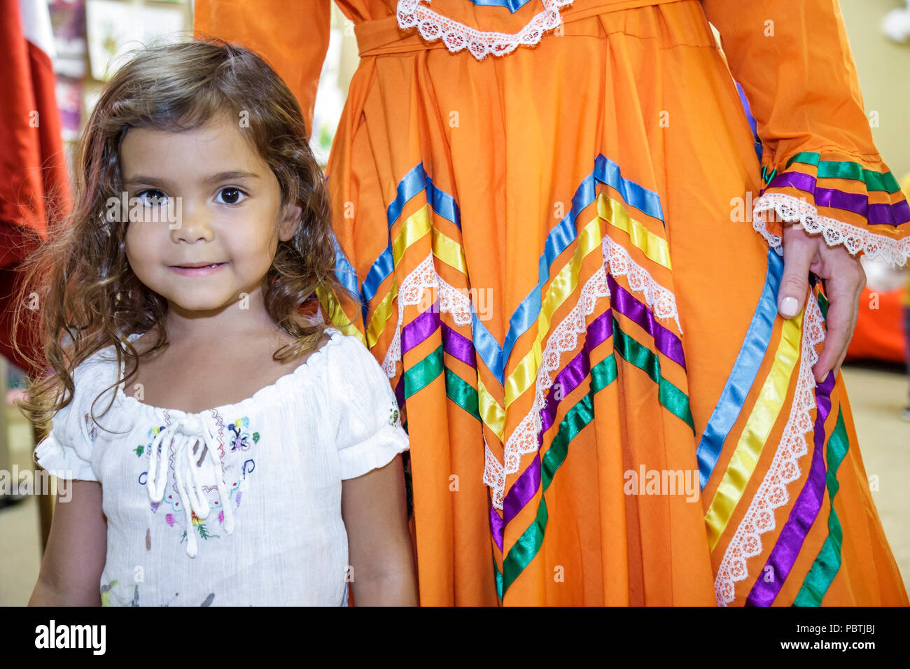 Miami Florida,Miami Art Central,Festival Mexico Miami,vestito Jalisco,vestito,donna ispanica donne,ragazza ragazze,giovane,bambini insegnare,giocare,M Foto Stock