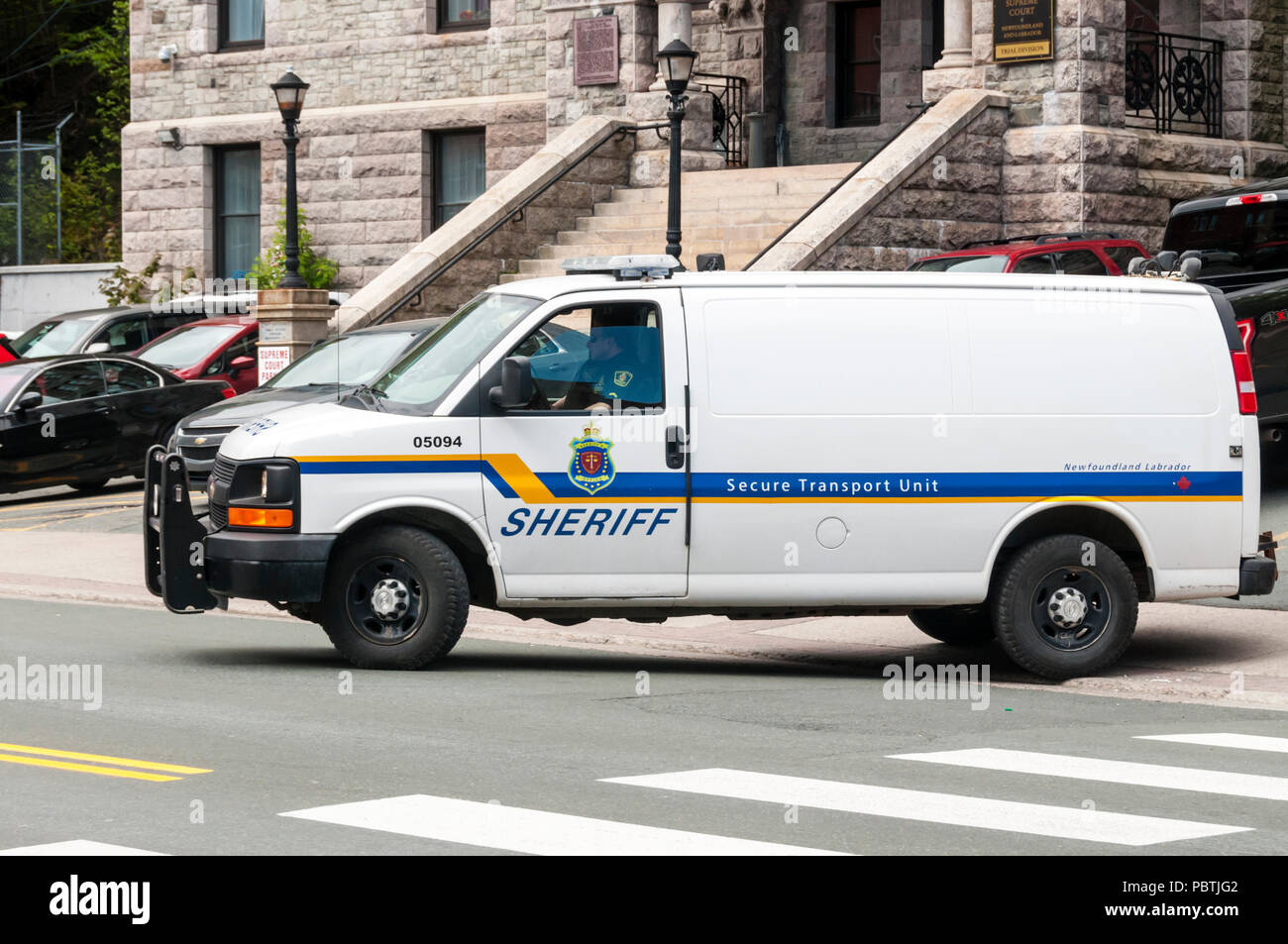 Terranova e Labrador Sheriff's van. Fissare l'unità di trasporto. Foto Stock