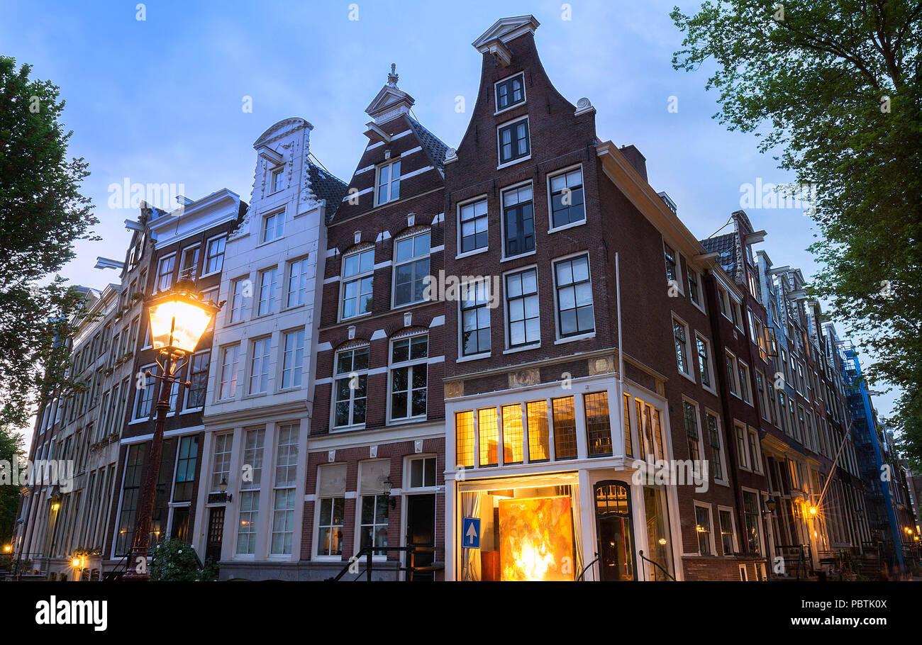 Tipiche vecchie case di Amsterdam, Paesi Bassi di sera. Foto Stock