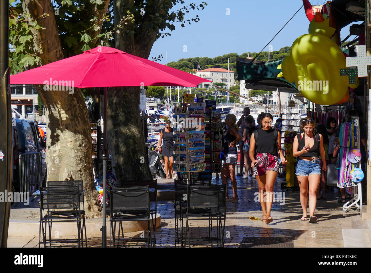 Scena di strada, Victor Hugo street, Cassis, Bouches-du-Rhône, Francia Foto Stock