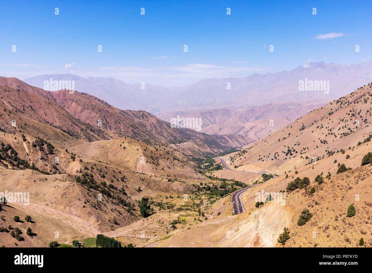Kamchik Pass punto panoramico che si affaccia sulle montagne Qurama - Uzbekistan. Foto Stock
