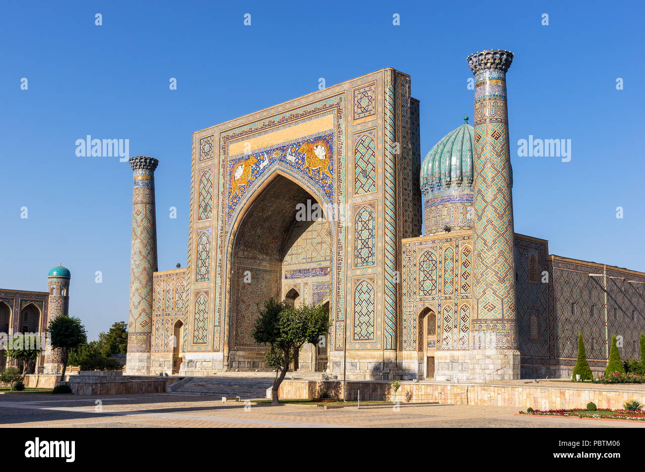 Tramonto su Sher-Dor Madrasah in piazza Registan - Samarcanda, Uzbekistan Foto Stock