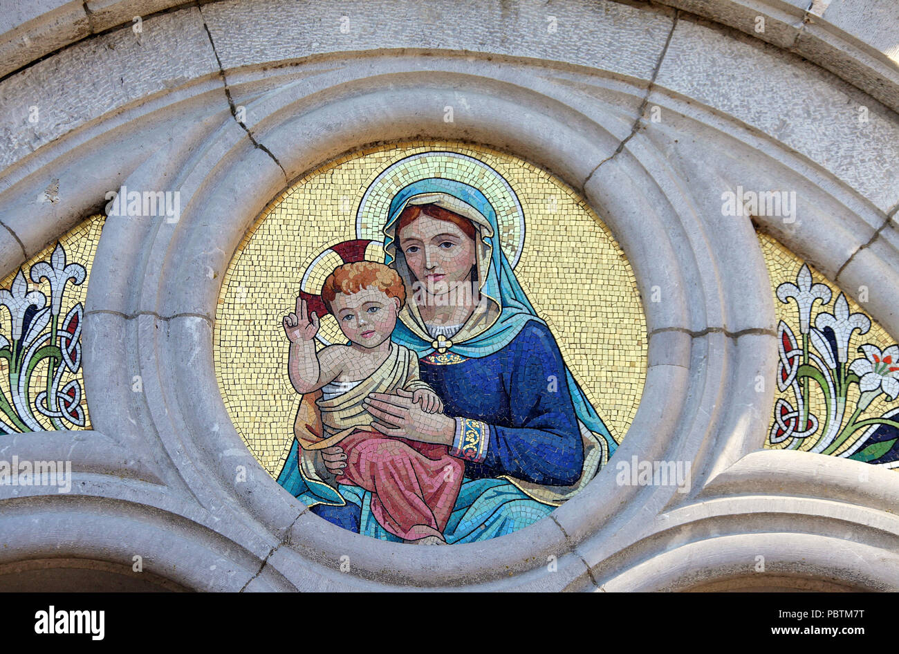 Mosaico presso l'ingresso alla chiesa della Natività della Beata Vergine Maria in Timoleague Foto Stock