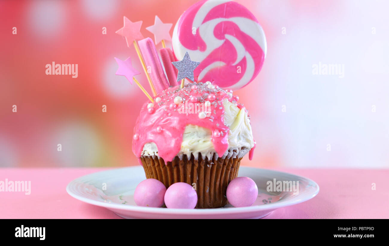 Tema rosa colorato novità cupcake decorate con la caramella e grande a  forma di cuore ad