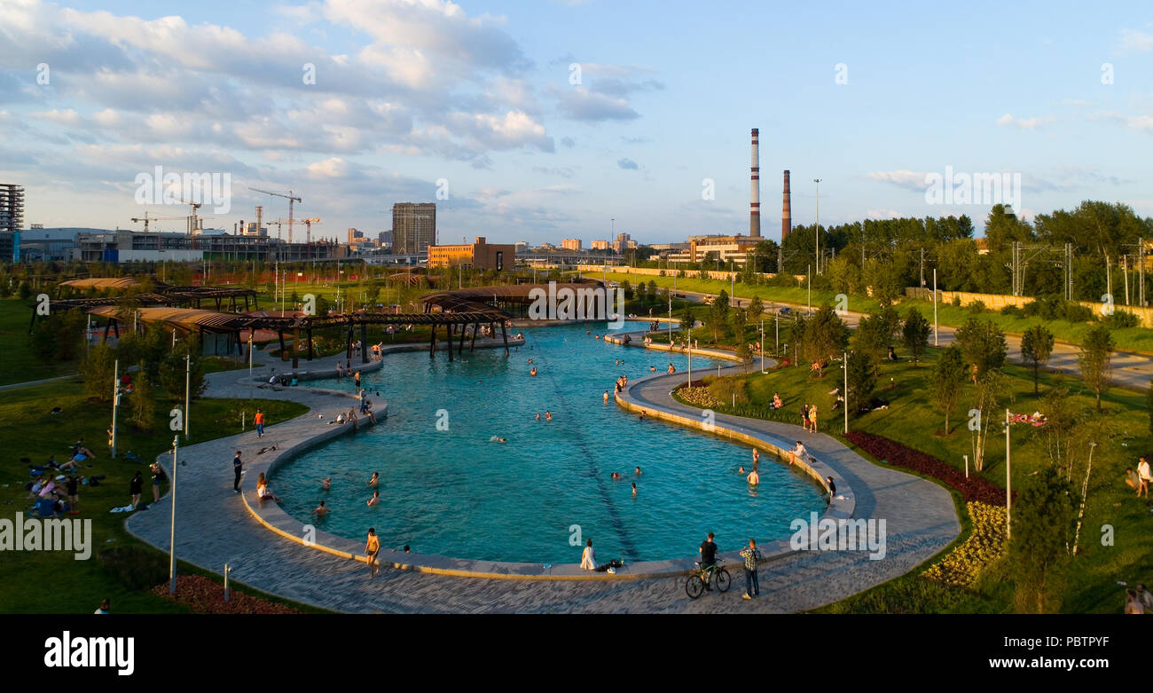 Mosca, Russia, luglio 17, 2018: la sera le persone sono in appoggio vicino alla piscina in un nuovo parco. La fotografia aerea. Foto Stock