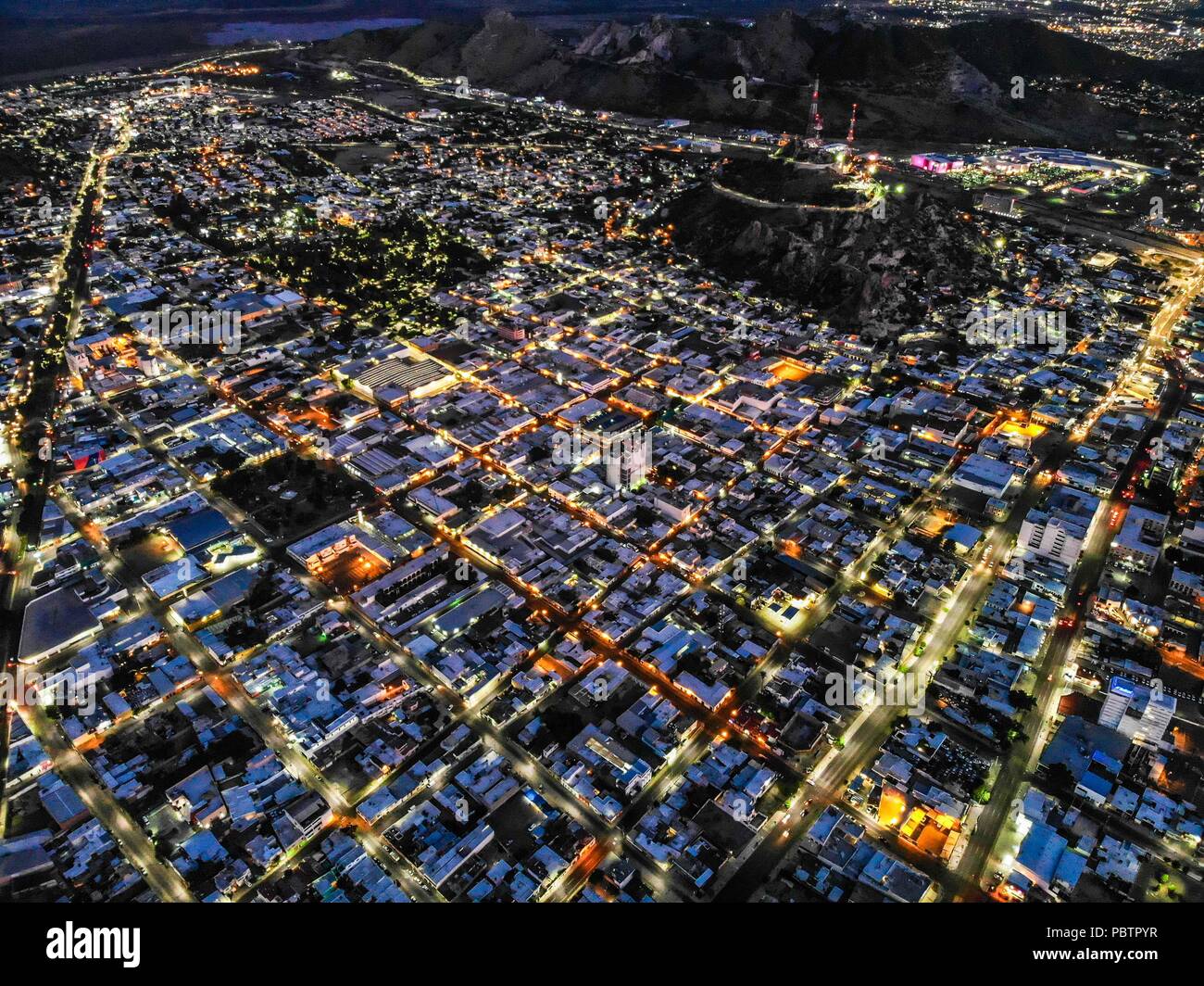Vista aerea del la ciudad de Hermosillo. Panorámicas de Hermosillo al anochecer. Il Centro di Colonia y Cerro de la campana. (Foto: Luis Gutiérrez / Norte Foto Stock