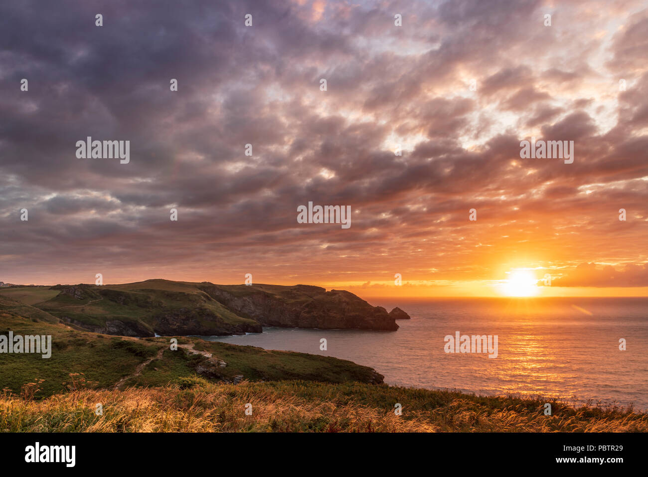 Regno Unito - Previsioni del tempo - Dopo la pioggia e forte vento, il meteo migliora durante tutta la giornata e North Cornish Coast gode di uno spettacolare tramonto sulla fascia costiera p Foto Stock