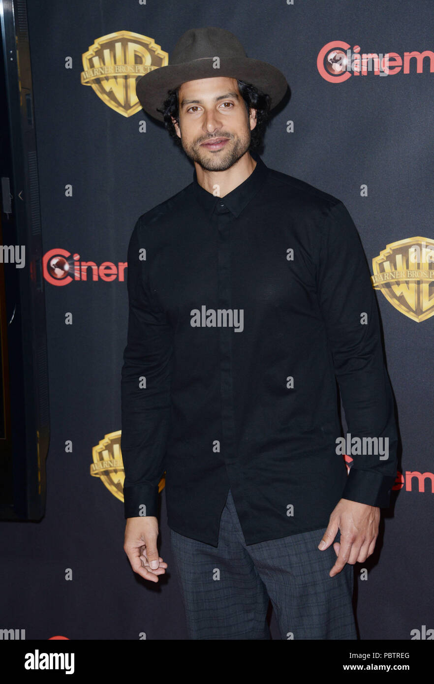 Adam Rodriguez 054 al CinemaCon Warner Preview al Caesars Palace Hotel di Las Vegas. Aprile, 21, 2015.Adam Rodriguez 054 ------------- Red Carpet Event, verticale, STATI UNITI D'AMERICA, industria cinematografica, celebrità, fotografia, Bestof, arte cultura e intrattenimento, Topix celebrità moda / Verticale, meglio di, evento nella vita di Hollywood - California, moquette rossa e dietro le quinte, USA, industria cinematografica, celebrità, movie celebrità, personaggi televisivi, musica celebrità, fotografia, Bestof, arte cultura e intrattenimento, Topix, tre quarti, verticale, una persona, dall'anno , 2015, inchiesta tsuni@Gamma Foto Stock