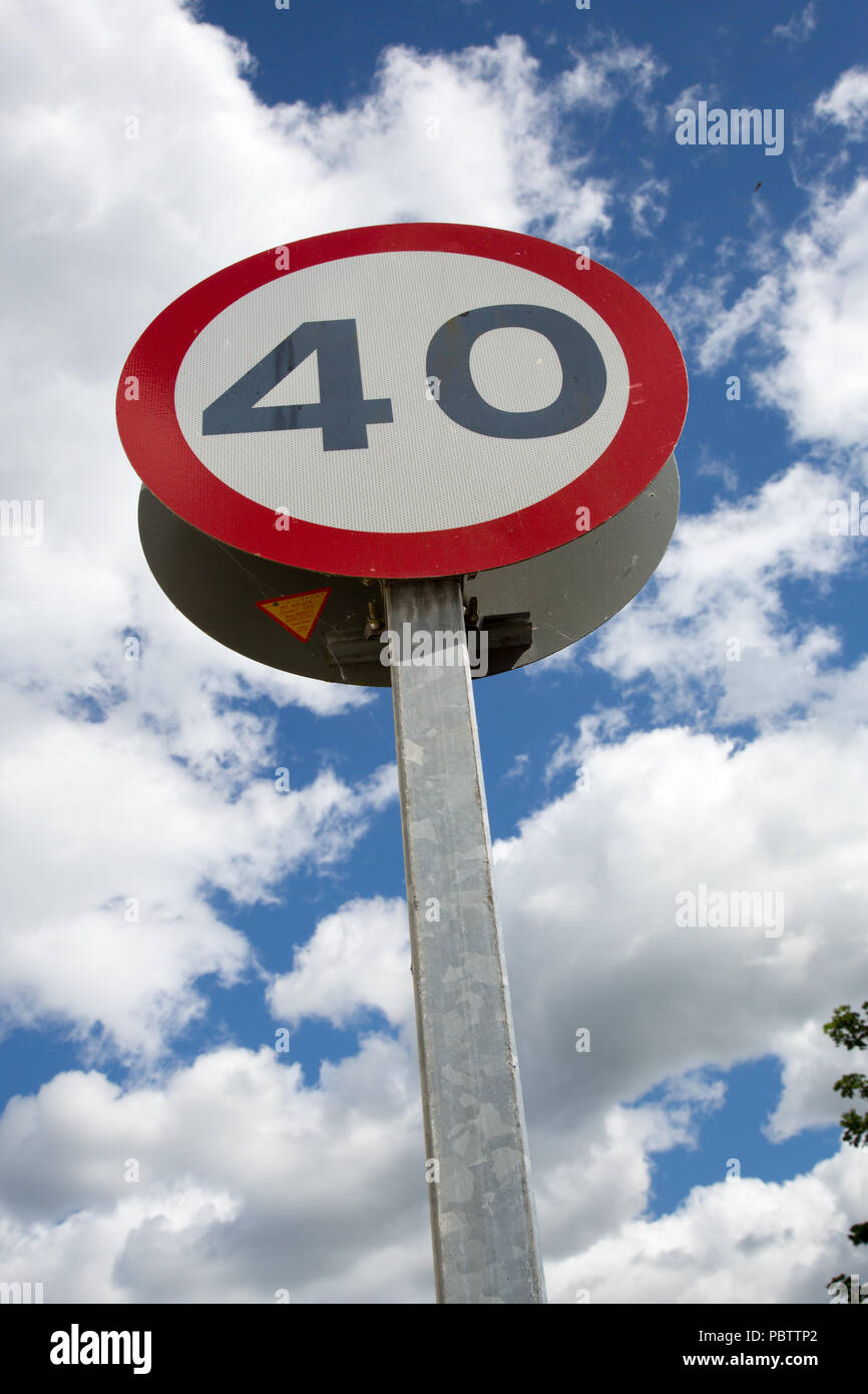 Inglese/British instructional limite di velocità cartello stradale. Foto Stock