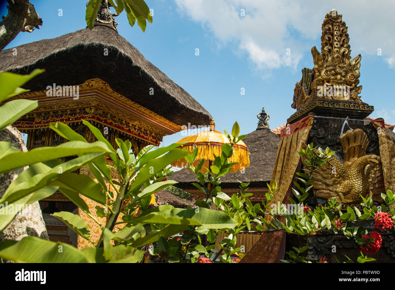 Decorate tradizionale tempio indù di edifici in Ubud, Bali Foto Stock