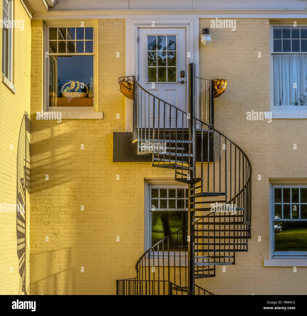 Scale a spirale che conduce all'entrata dell'appartamento Foto Stock