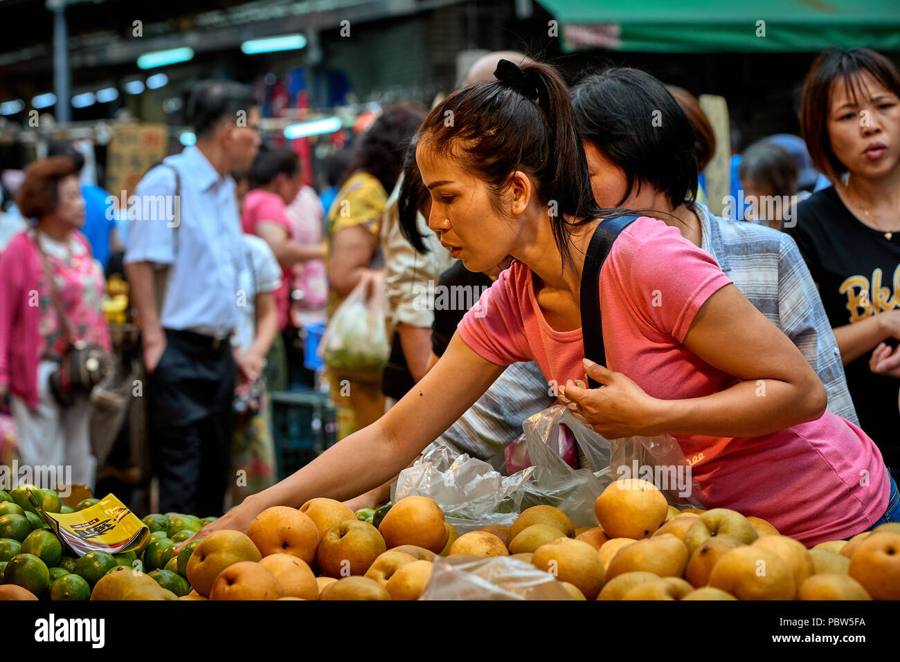 Giovane donna asiatica comprare frutta fresca sul asian street market Foto Stock