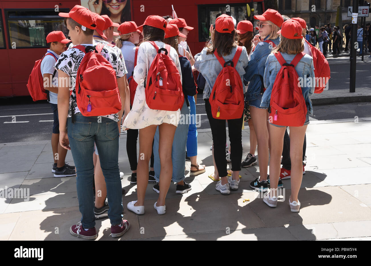 Gruppo di ragazzi delle scuole adolescenti in un viaggio turistico, Parliament Square, Westminster, Londra. REGNO UNITO Foto Stock