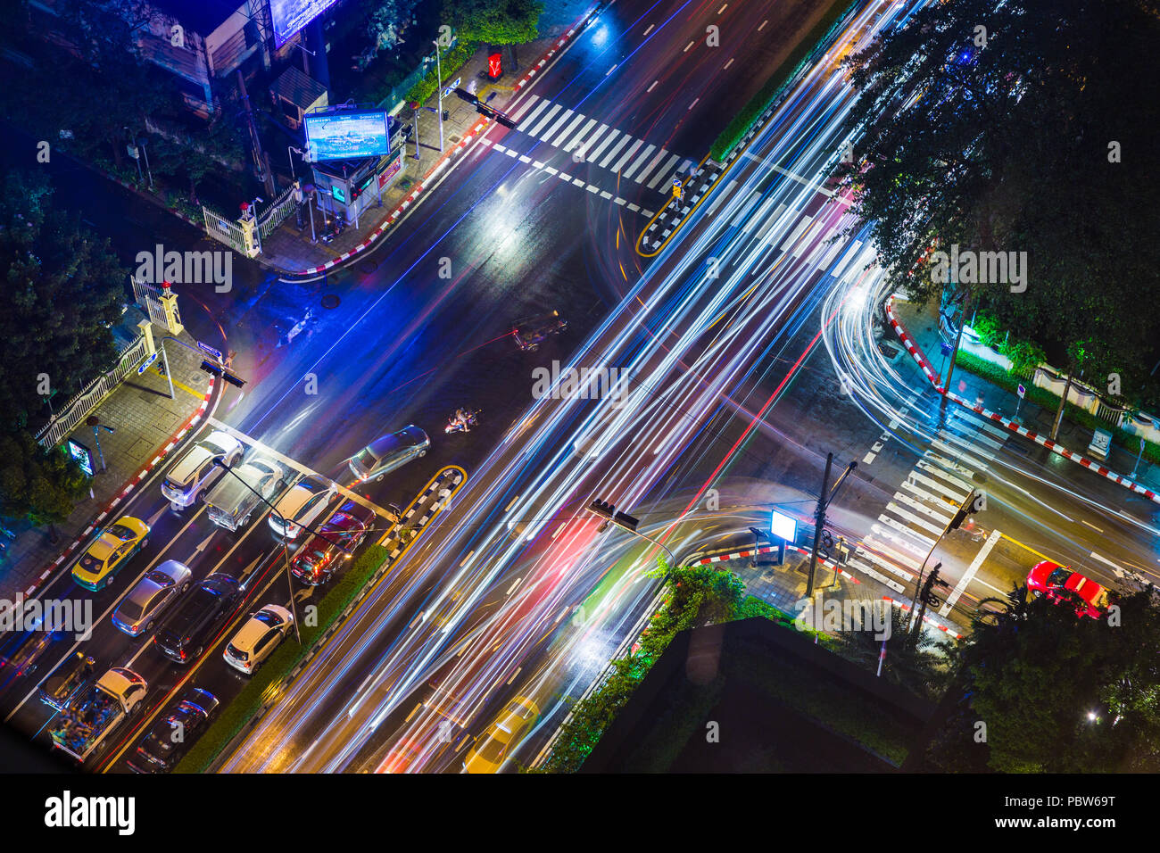 BANGKOK, Thailandia, 6 luglio 2017 - vista aerea del traffico occupato in corrispondenza di una intersezione stradale di Bangkok di notte mostra molte automobili e lunga vehic exposured Foto Stock