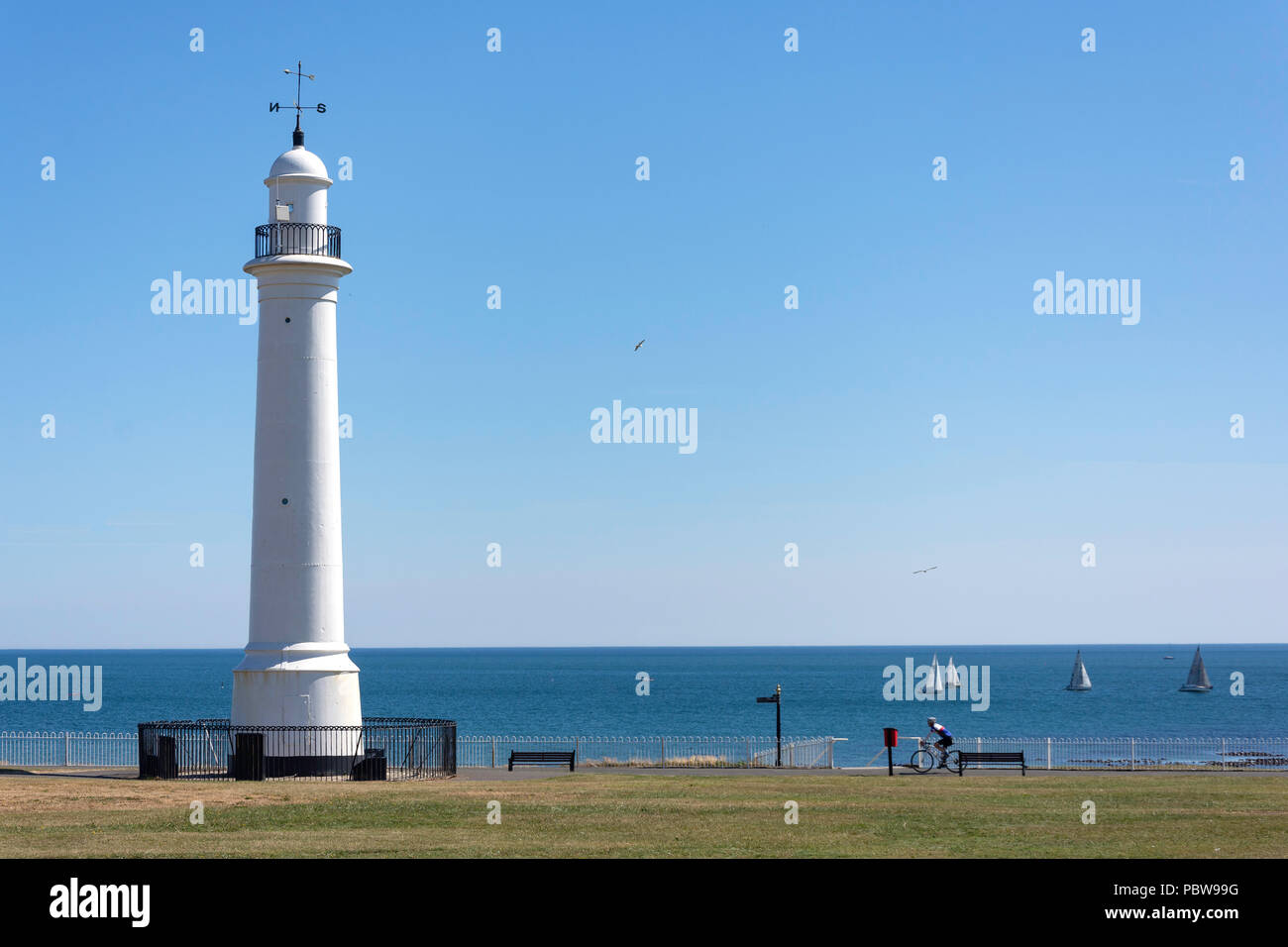 Meik la ghisa faro bianco e il lungomare, Seaburn, Sunderland, Tyne and Wear, England, Regno Unito Foto Stock