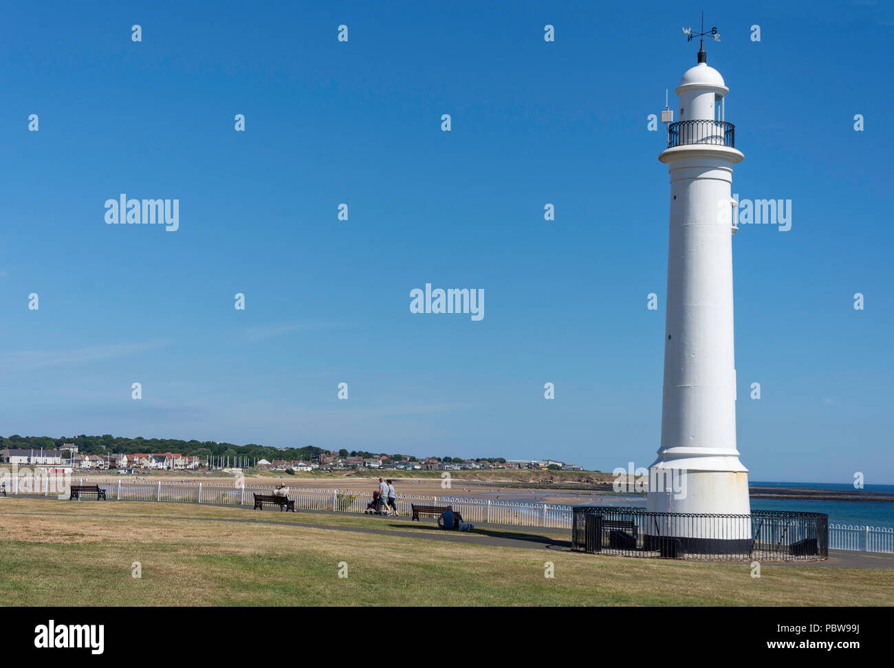 Meik la ghisa faro bianco e il lungomare, Seaburn, Sunderland, Tyne and Wear, England, Regno Unito Foto Stock