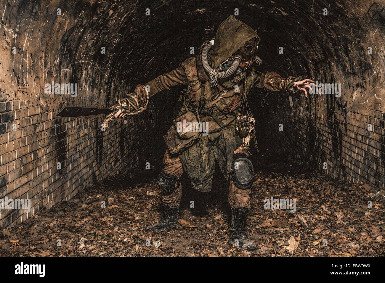 Post-apocalittico creatura sotterranea in maschera a gas Foto Stock