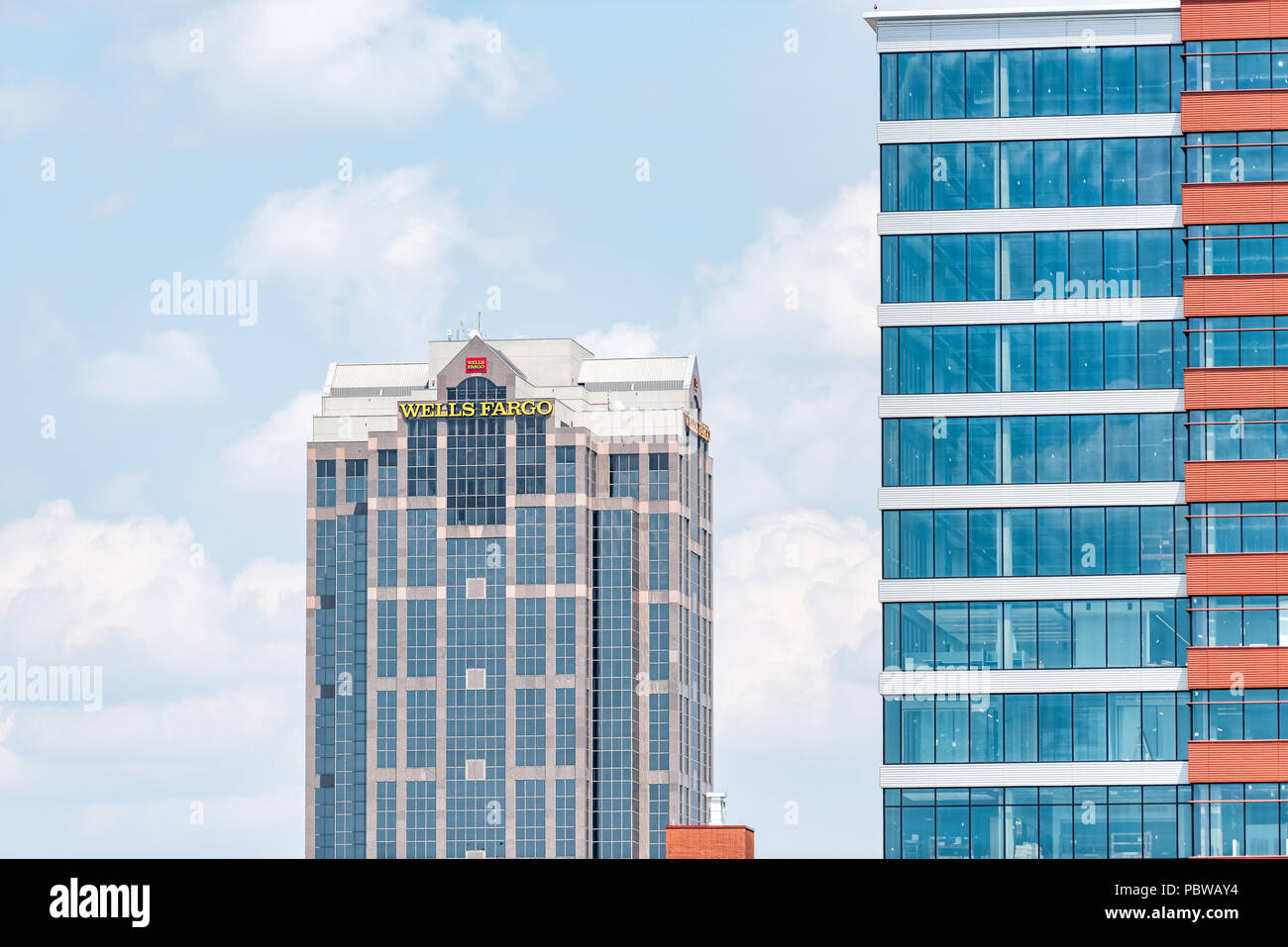 Raleigh, Stati Uniti d'America - 13 Maggio 2018: Downtown North Carolina città grattacieli, alberghi durante il giorno con edifici moderni, aziende, Wells Fargo Bank closeup Foto Stock
