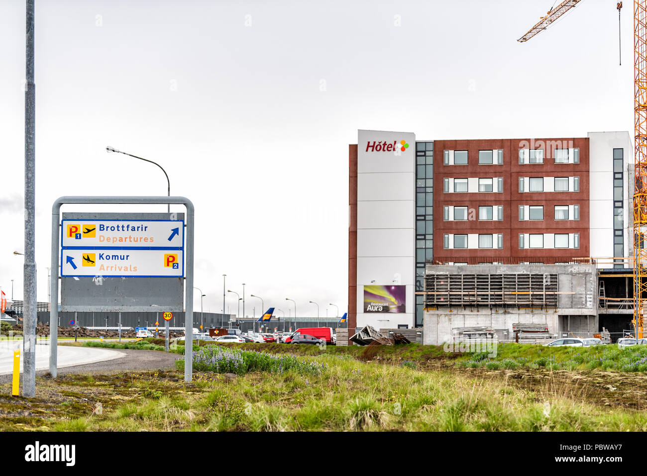 Keflavik, Islanda - 14 Giugno 2018: Hotel presso gli aeroporti scandinavi in città da Reykjavik con informazioni direzione segni, edificio di moderna costruzione, Foto Stock