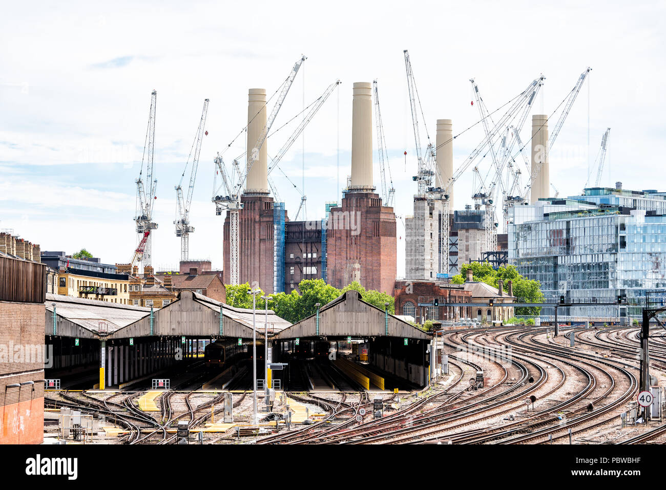 London, Regno Unito - 23 Giugno 2018: Industriale trasporto ferroviario tracce nel Regno Unito, quartiere di Pimlico district, Abati Manor per la stazione di Victoria, c Foto Stock