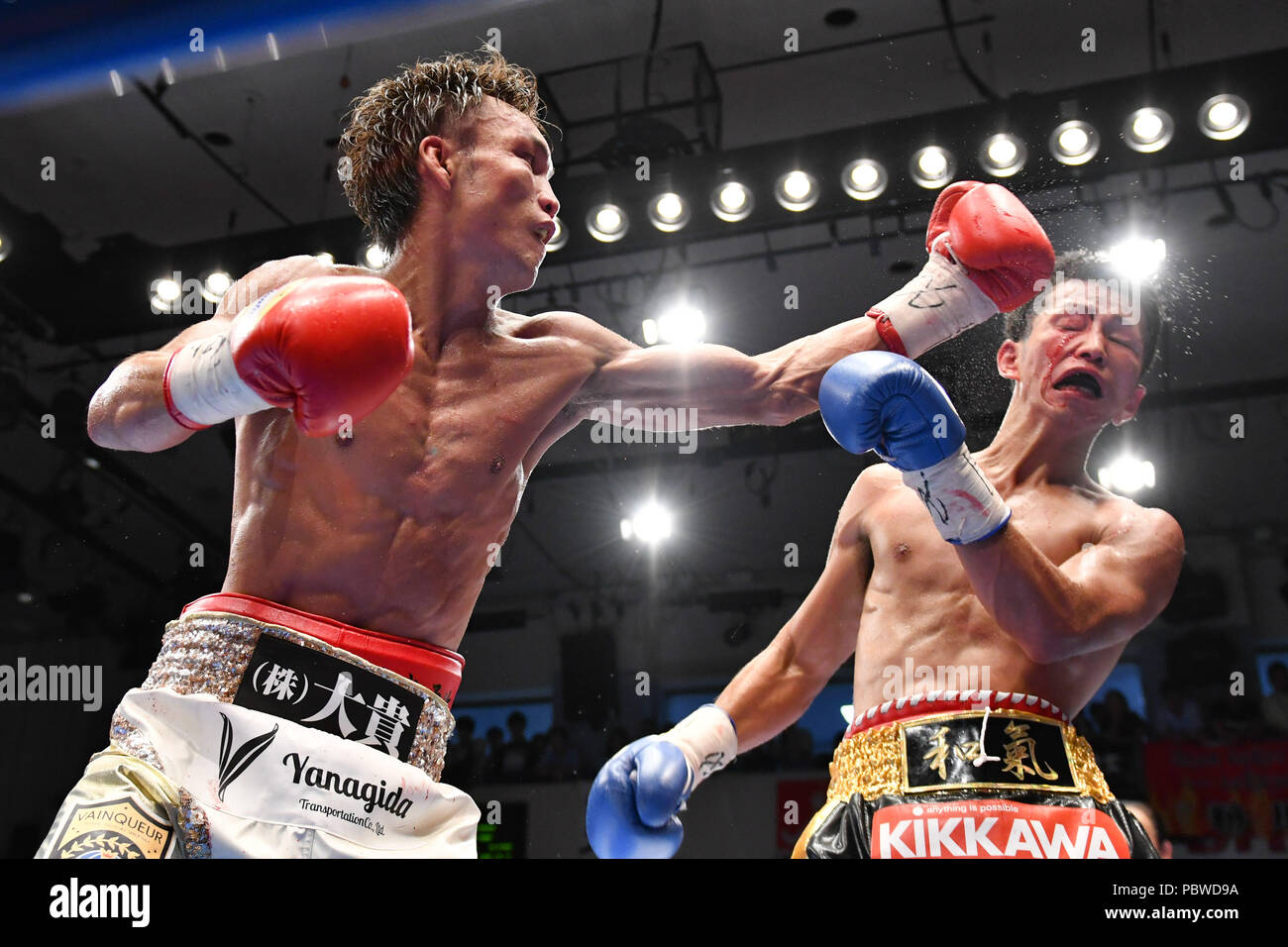 Tokyo, Giappone. 27 Luglio, 2018. (L-R) Yusaku Kuga, Shingo Wake (JPN) Boxe : Yusaku Kuga del Giappone in azione contro Shingo scia del Giappone durante il settimo round della Japanese Super Peso gallo titolo bout a Korakuen Hall a Tokyo in Giappone . Credito: Hiroaki Yamaguchi/AFLO/Alamy Live News Foto Stock