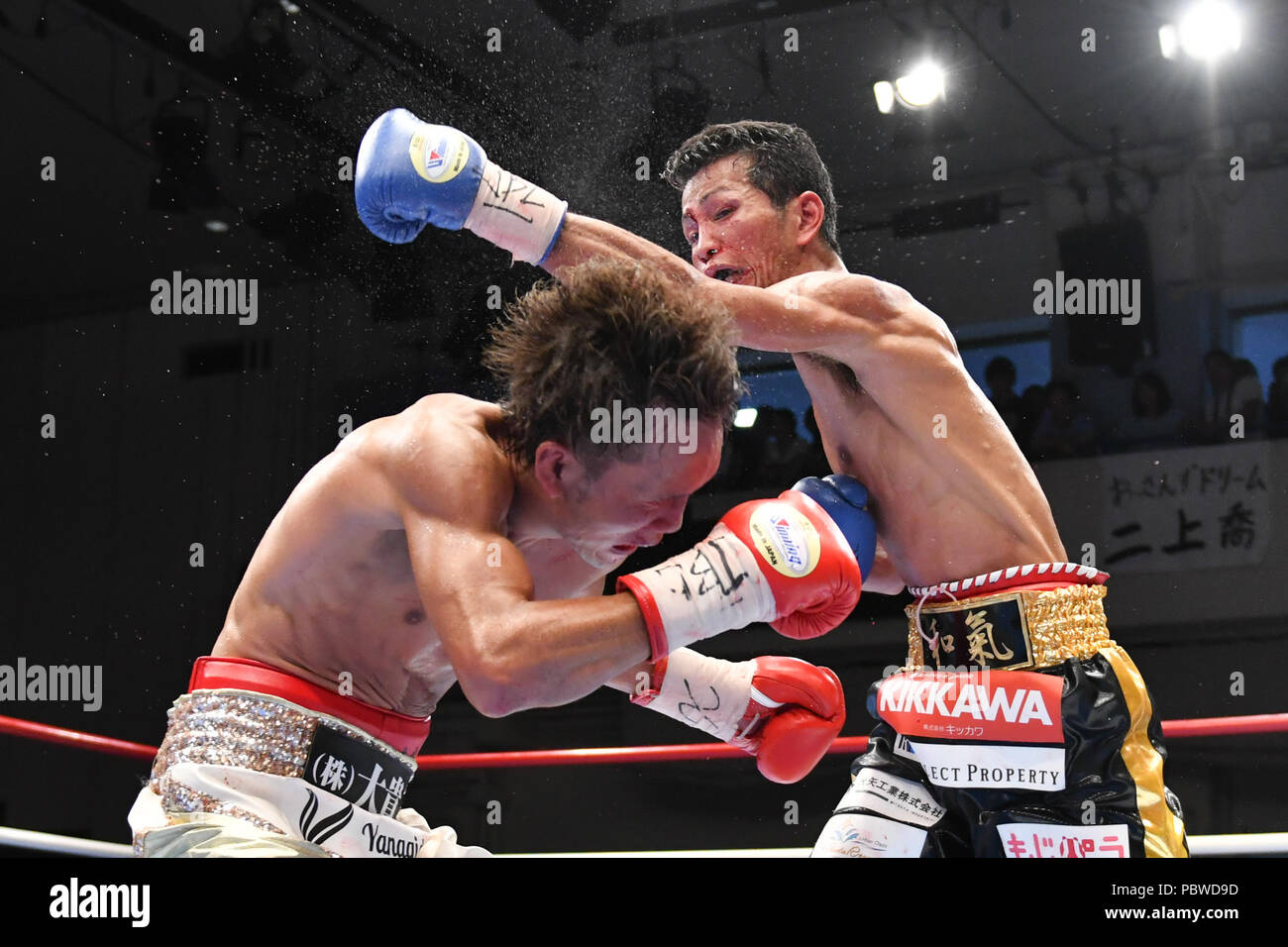 Tokyo, Giappone. 27 Luglio, 2018. (L-R) Yusaku Kuga, Shingo Wake (JPN) Boxe : Shingo scia del Giappone in azione contro Yusaku Kuga del Giappone durante il nono round del Japanese super Peso gallo titolo bout a Korakuen Hall a Tokyo in Giappone . Credito: Hiroaki Yamaguchi/AFLO/Alamy Live News Foto Stock