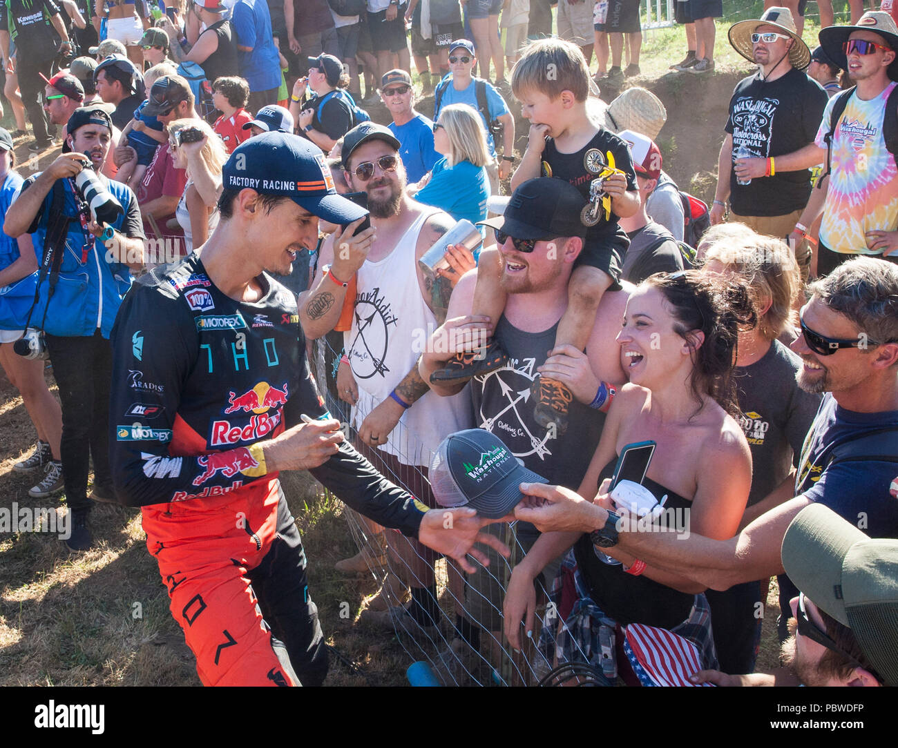 Washougal, WA USA. 28 Luglio, 2018. # 25 Marvin Musquin prendere la terza luogo firmare autografi per i fan dopo il Lucas Oil Pro Motocross Washougal National 450 campionato di classe a Washougal, WA Thurman James/CSM/Alamy Live News Foto Stock