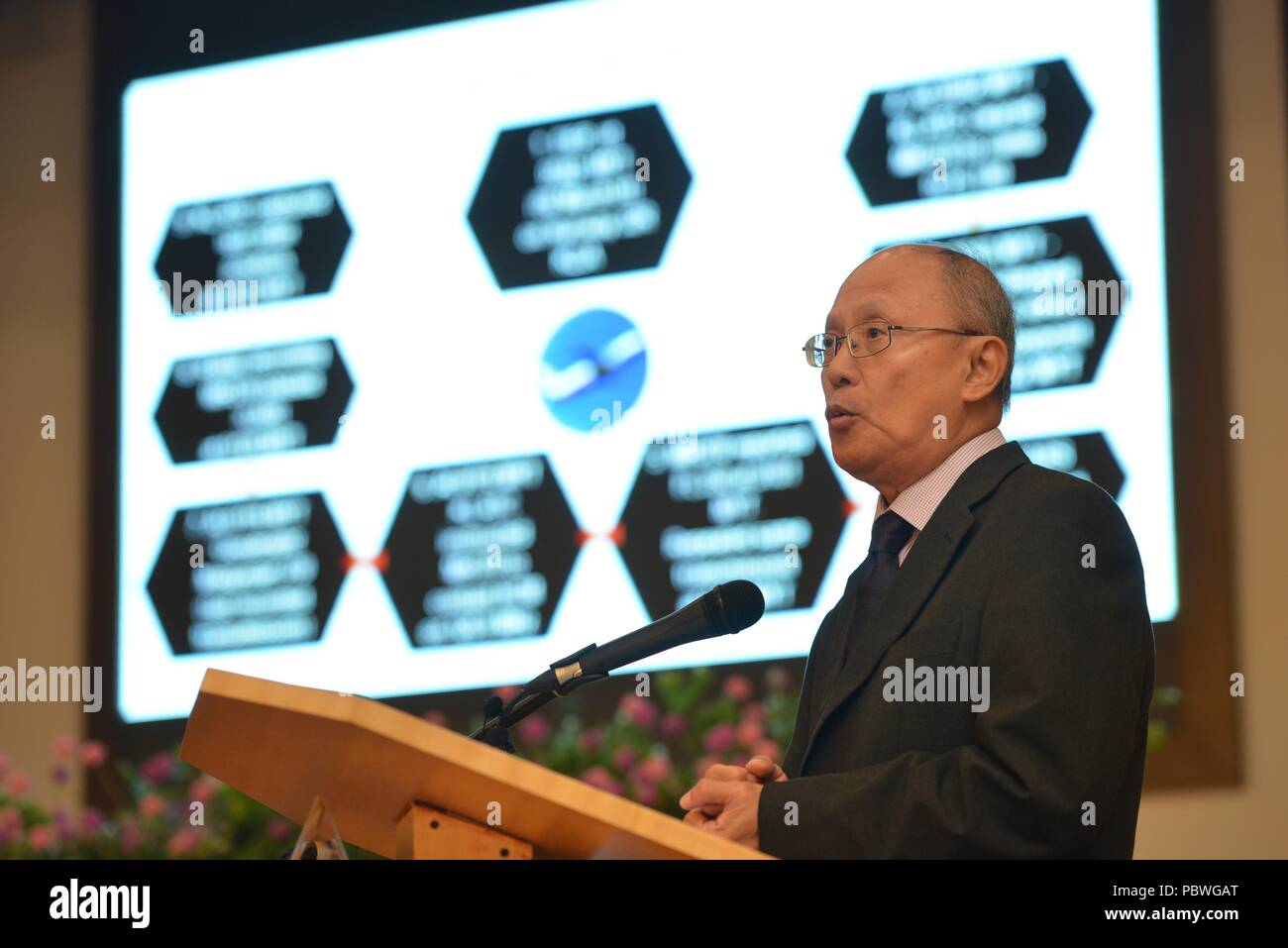 Putrajaya, Malaysia. Il 30 luglio, 2018. Kok Soo Chon, testa del Malaysian Organizzazione Internazionale Aviazione Civile allegato 13 Inchiesta di sicurezza Team per MH370, parla nel corso di una conferenza stampa a Putrajaya, Malaysia, luglio 30, 2018. Una relazione dettagliata sulla scomparsa di Malaysia Airlines MH370 nel 2014, rilasciato da un indagine di sicurezza team lunedì, non è riuscito a determinare la causa dietro il contrattempo e lasciato molti interrogativi senza risposta a causa della mancanza di prove. Credito: Chong Voon Chung/Xinhua/Alamy Live News Foto Stock