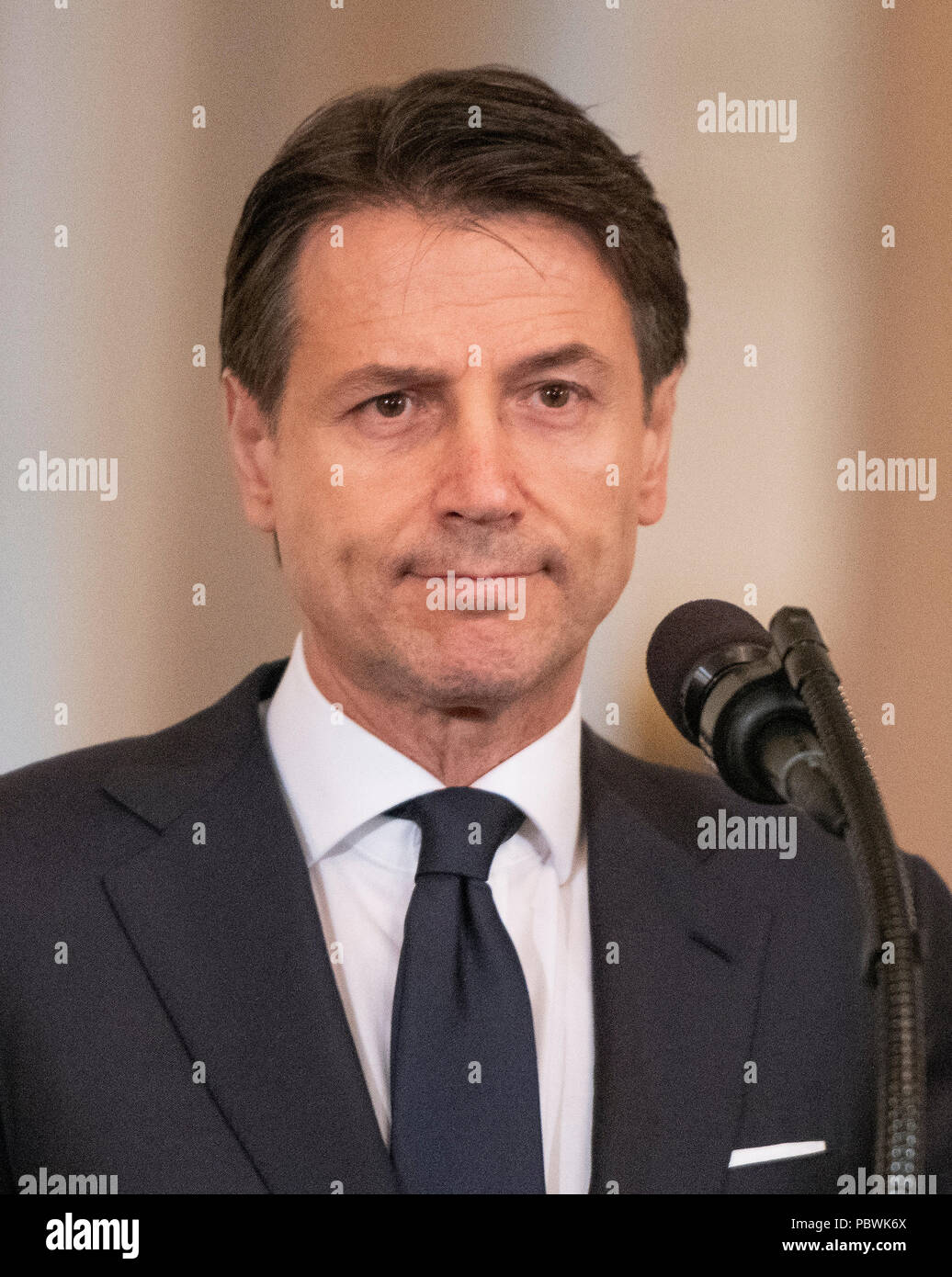 Il Primo Ministro Giuseppe Conte di Italia ascolta come lui e il Presidente degli Stati Uniti, Trump tenere una conferenza stampa congiunta nella Sala Est della Casa Bianca di Washington, DC il lunedì, 30 luglio 2018. Credito: Ron Sachs/CNP /MediaPunch Foto Stock