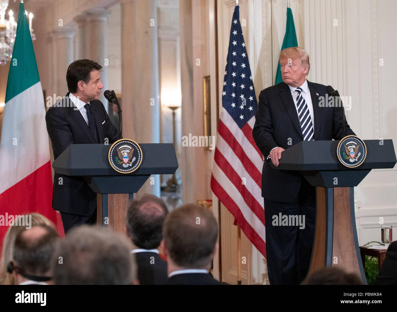 Il Presidente degli Stati Uniti, Trump, destro, e il Primo Ministro Giuseppe Conte d'Italia, sinistra, tenere una conferenza stampa congiunta nella Sala Est della Casa Bianca di Washington, DC il lunedì, 30 luglio 2018. Credito: Ron Sachs/CNP /MediaPunch Foto Stock