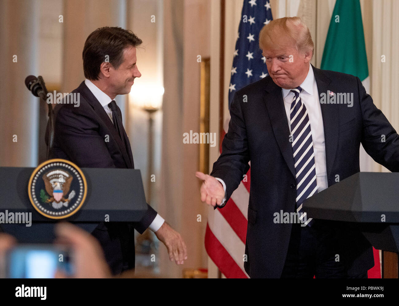 Il Presidente degli Stati Uniti, Trump, destro, e il Primo Ministro Giuseppe Conte d'Italia, sinistra, tenere una conferenza stampa congiunta nella Sala Est della Casa Bianca di Washington, DC il lunedì, 30 luglio 2018. Credito: Ron Sachs / CNP | Utilizzo di tutto il mondo Foto Stock