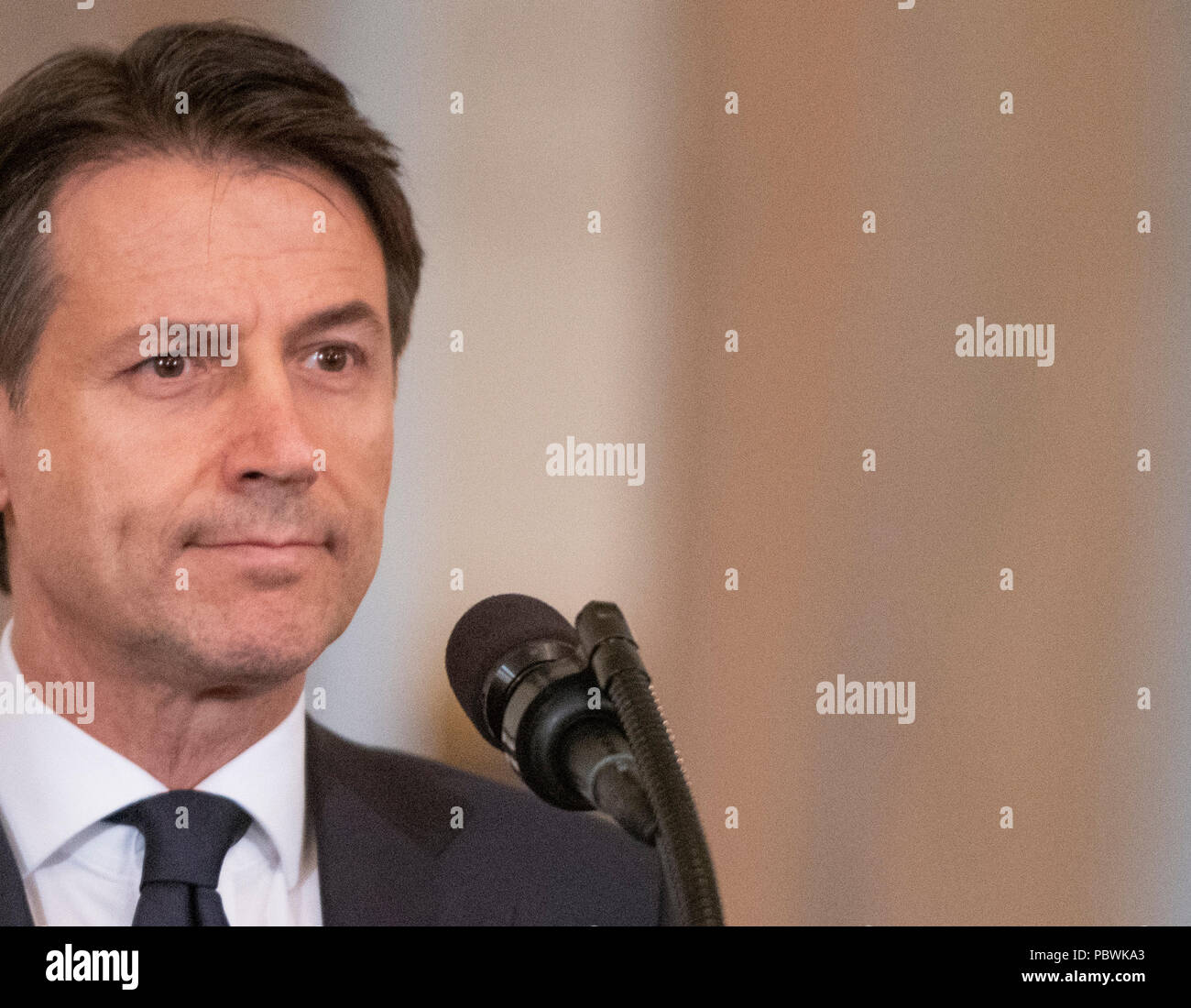 Il Primo Ministro Giuseppe Conte di Italia ascolta come lui e il Presidente degli Stati Uniti, Trump tenere una conferenza stampa congiunta nella Sala Est della Casa Bianca di Washington, DC il lunedì, 30 luglio 2018. Credito: Ron Sachs / CNP | Utilizzo di tutto il mondo Foto Stock