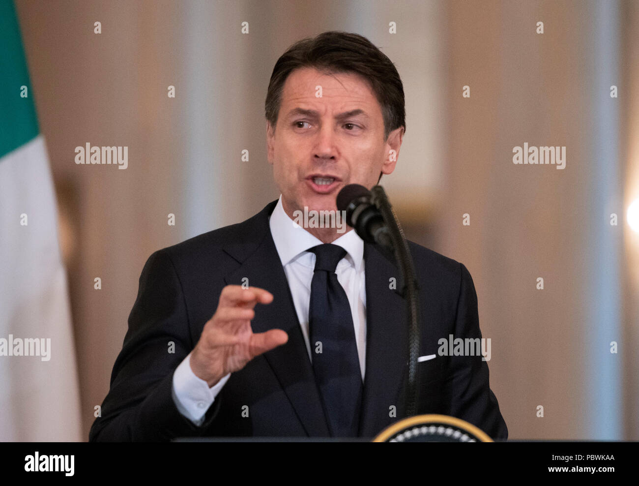 Il Primo Ministro Giuseppe Conte d'Italia risponde a un reporter la questione come lui e il Presidente degli Stati Uniti, Trump tenere una conferenza stampa congiunta nella Sala Est della Casa Bianca di Washington, DC il lunedì, 30 luglio 2018. Credito: Ron Sachs / CNP | Utilizzo di tutto il mondo Foto Stock