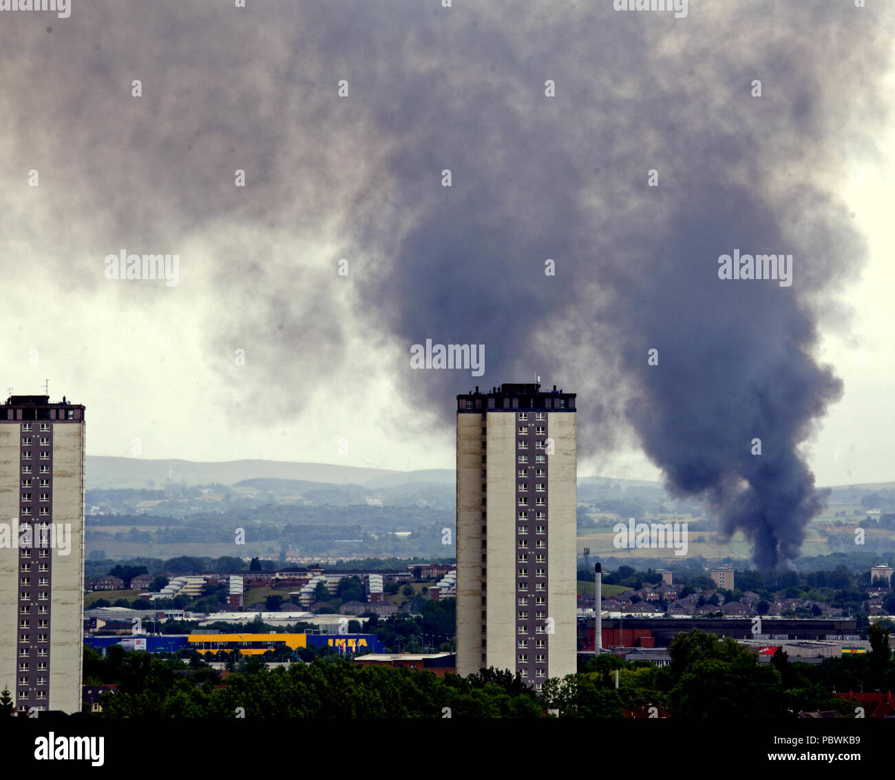 Glasgow, Scotland, Regno Unito 30 luglio. Un altro incendio in Glasgow plumets fumo nero sopra le torri scotstoun alta appartamenti, visto da quattro miglia di distanza, in tutta la città per le miglia come Howford abbandonato la scuola primaria fire aggiunge alla città in preoccupazioni in materia di inquinanti atmosferici e amianto focalizzato dalla recente scuola d arte di Blaze. Gerard Ferry/Alamy news Foto Stock