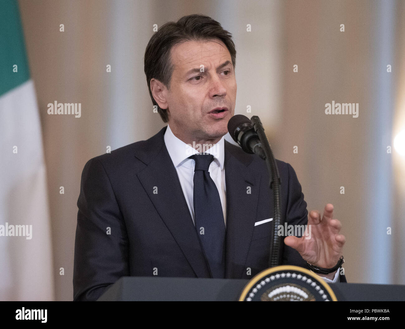 Washington, Distretto di Columbia, Stati Uniti d'America. Il 30 luglio, 2018. Il Primo Ministro Giuseppe Conte d'Italia risponde a un reporter la questione come lui e il Presidente degli Stati Uniti, Trump tenere una conferenza stampa congiunta nella Sala Est della Casa Bianca di Washington, DC il lunedì, 30 luglio 2018.Credit: Ron Sachs/CNP Credito: Ron Sachs/CNP/ZUMA filo/Alamy Live News Foto Stock