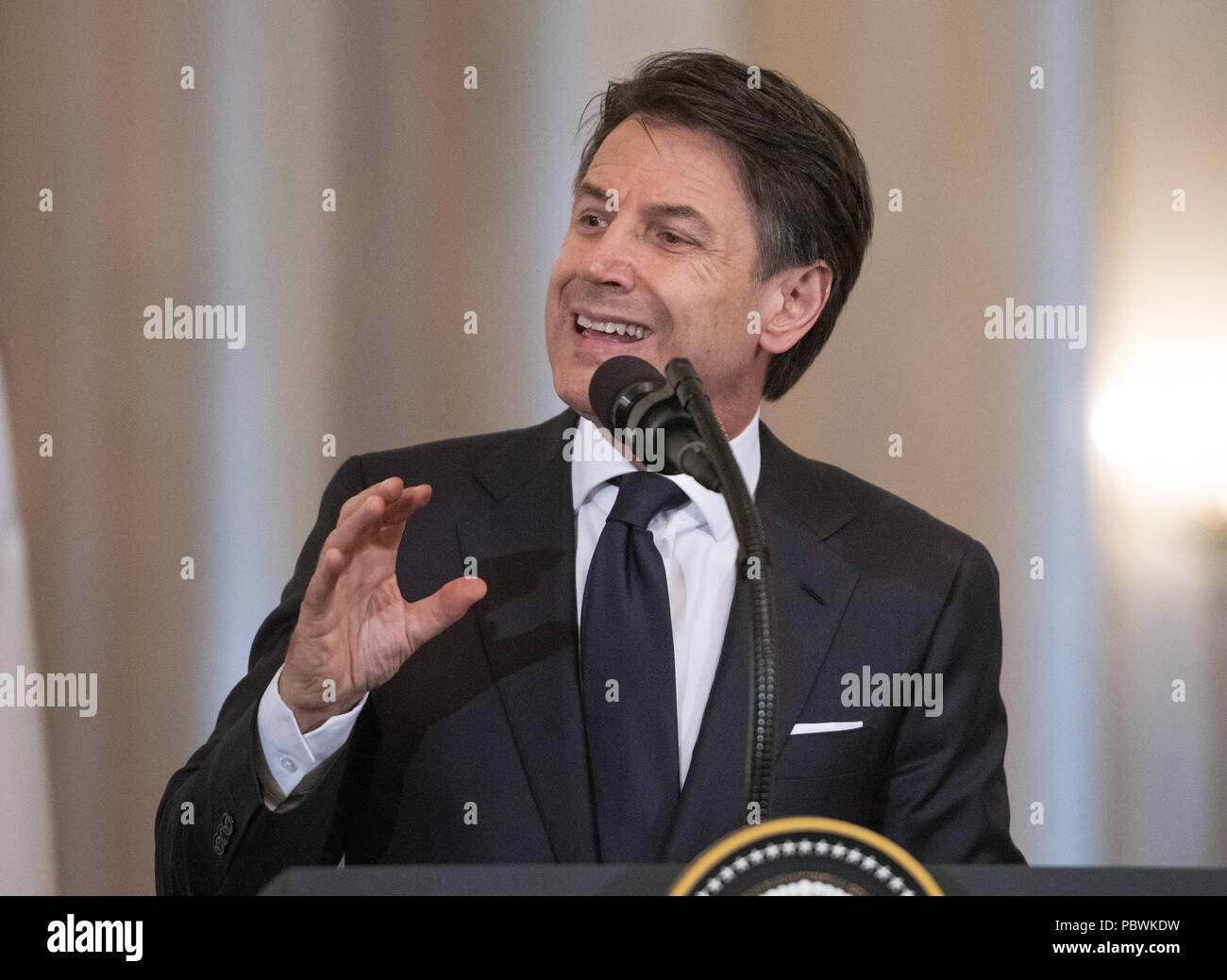 Washington, Distretto di Columbia, Stati Uniti d'America. Il 30 luglio, 2018. Il Primo Ministro Giuseppe Conte d'Italia risponde a un reporter la questione come lui e il Presidente degli Stati Uniti, Trump tenere una conferenza stampa congiunta nella Sala Est della Casa Bianca di Washington, DC il lunedì, 30 luglio 2018.Credit: Ron Sachs/CNP Credito: Ron Sachs/CNP/ZUMA filo/Alamy Live News Foto Stock