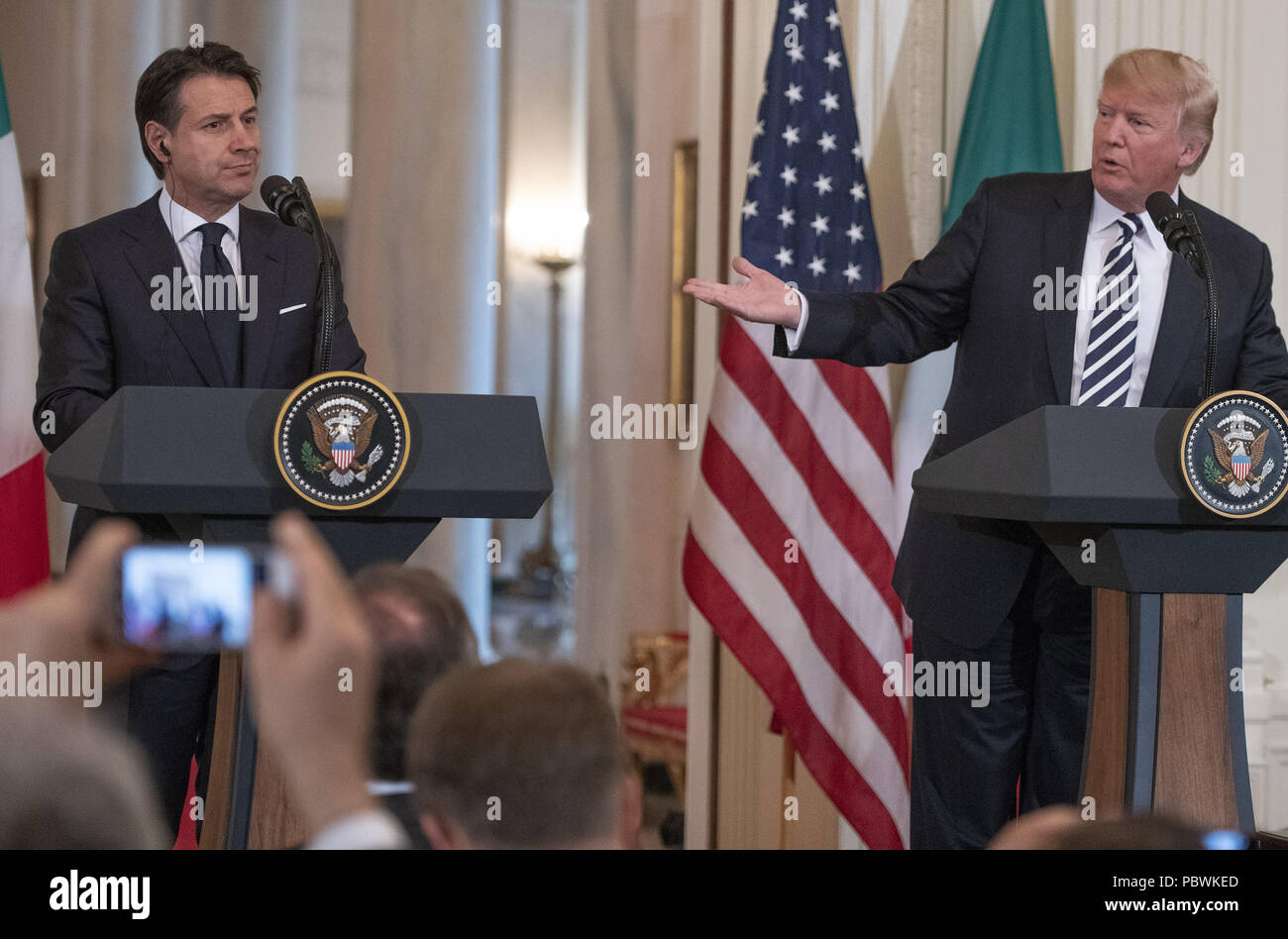 Washington, Distretto di Columbia, Stati Uniti d'America. Il 30 luglio, 2018. Il Presidente degli Stati Uniti, Trump, destro, e il Primo Ministro Giuseppe Conte d'Italia, sinistra, tenere una conferenza stampa congiunta nella Sala Est della Casa Bianca di Washington, DC il lunedì, 30 luglio 2018.Credit: Ron Sachs/CNP Credito: Ron Sachs/CNP/ZUMA filo/Alamy Live News Foto Stock