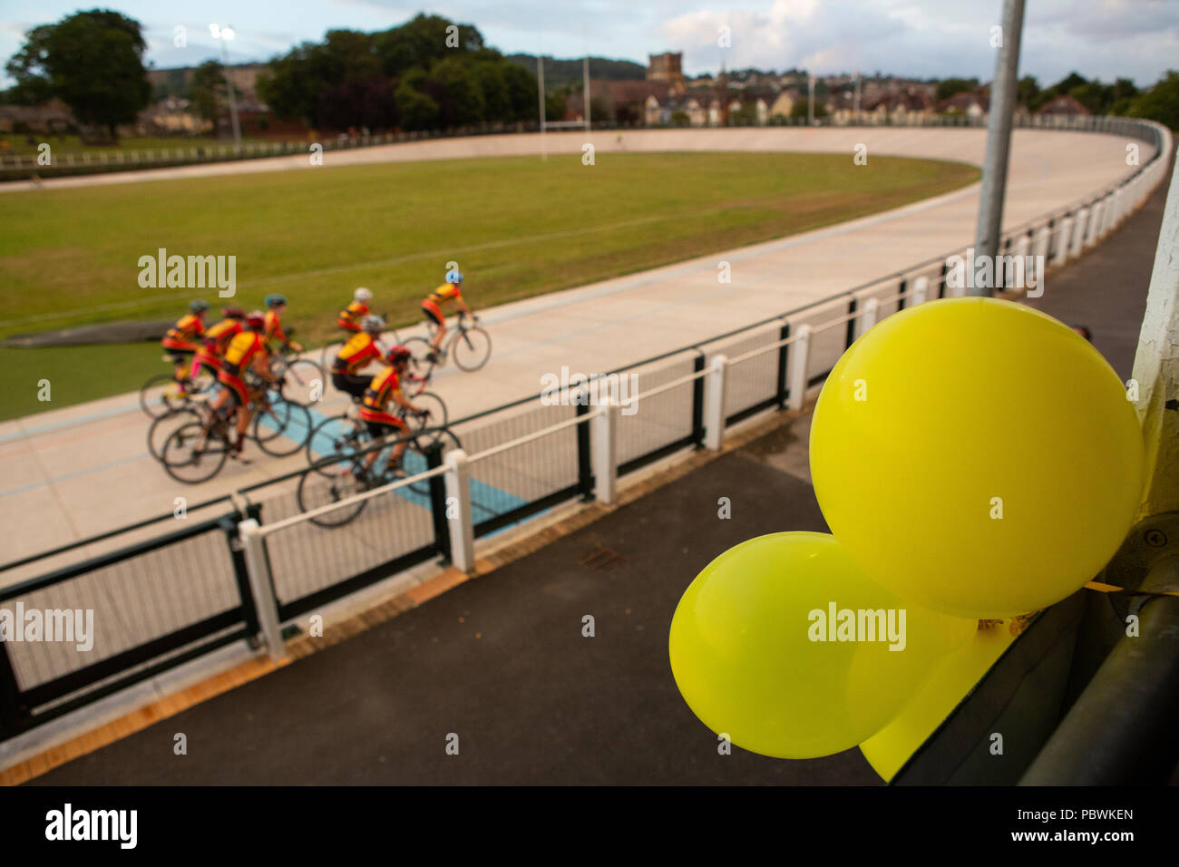 Velodromo, Carmarthen Park, Carmarthen, Wales, Regno Unito. Lunedì 30 Luglio 2018. I membri di piloti Towy ciclismo club presso il velodromo a Carmarthen, Galles, celebrare Welshman Geraint Thomas' vincere al Tour de France Credit: Gruffydd Thomas/Alamy Live News Foto Stock