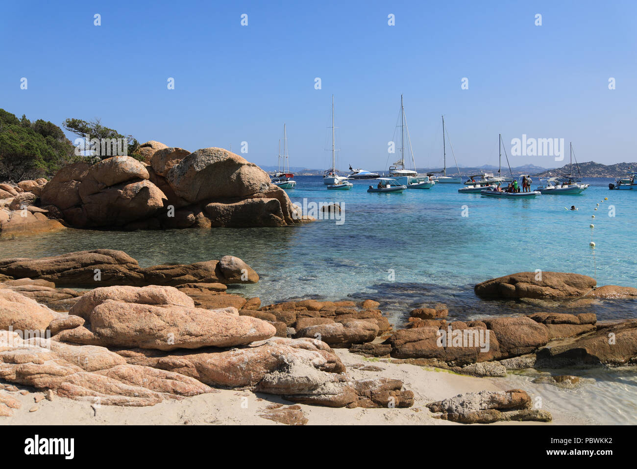 Sardegna, Italia. Il 30 luglio, 2018. Le acque turchesi di Cala Soraya , Spragni isola con molti holiday maker yacht e barche ormeggiate al largo. Spragni è una delle sette isole de La maddalanea arcipelago della costa settentrionale della Sardegna Credito: WansfordPhoto/Alamy Live News Foto Stock