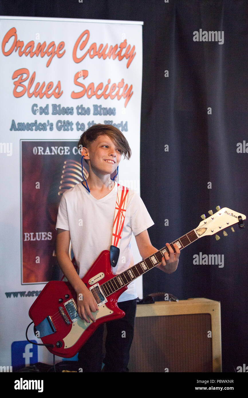 Yorba Linda, California, Stati Uniti d'America. 29 Luglio, 2018. Austin Thomson effettuando al Blues per il dolce rilievo con Orange County Blues società dotate di Lazer Lloyd tenutosi presso la strada principale ristorante a Yorba Linda, California. Credito: Sheri Determan/Alamy Live News Foto Stock