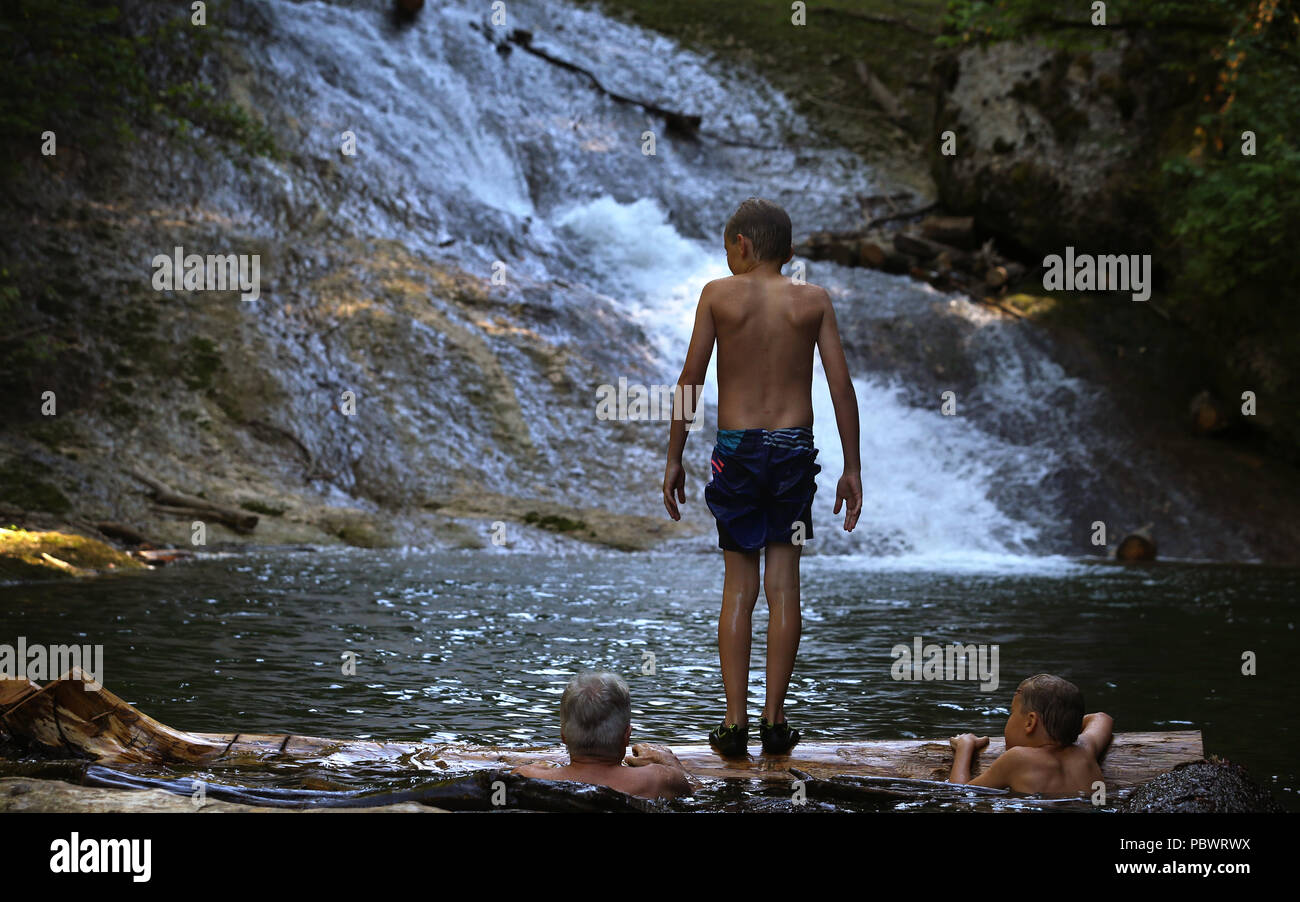 Maierhoefen, Germania. Il 30 luglio, 2018. 30.07.2018, Baviera, Maierhöfen: Le persone sono alla ricerca di raffreddamento nelle fresche acque del Argen superiore nel piano di ghiaccio Gorge. Credito: Karl-Josef Hildenbrand/dpa/Alamy Live News Foto Stock