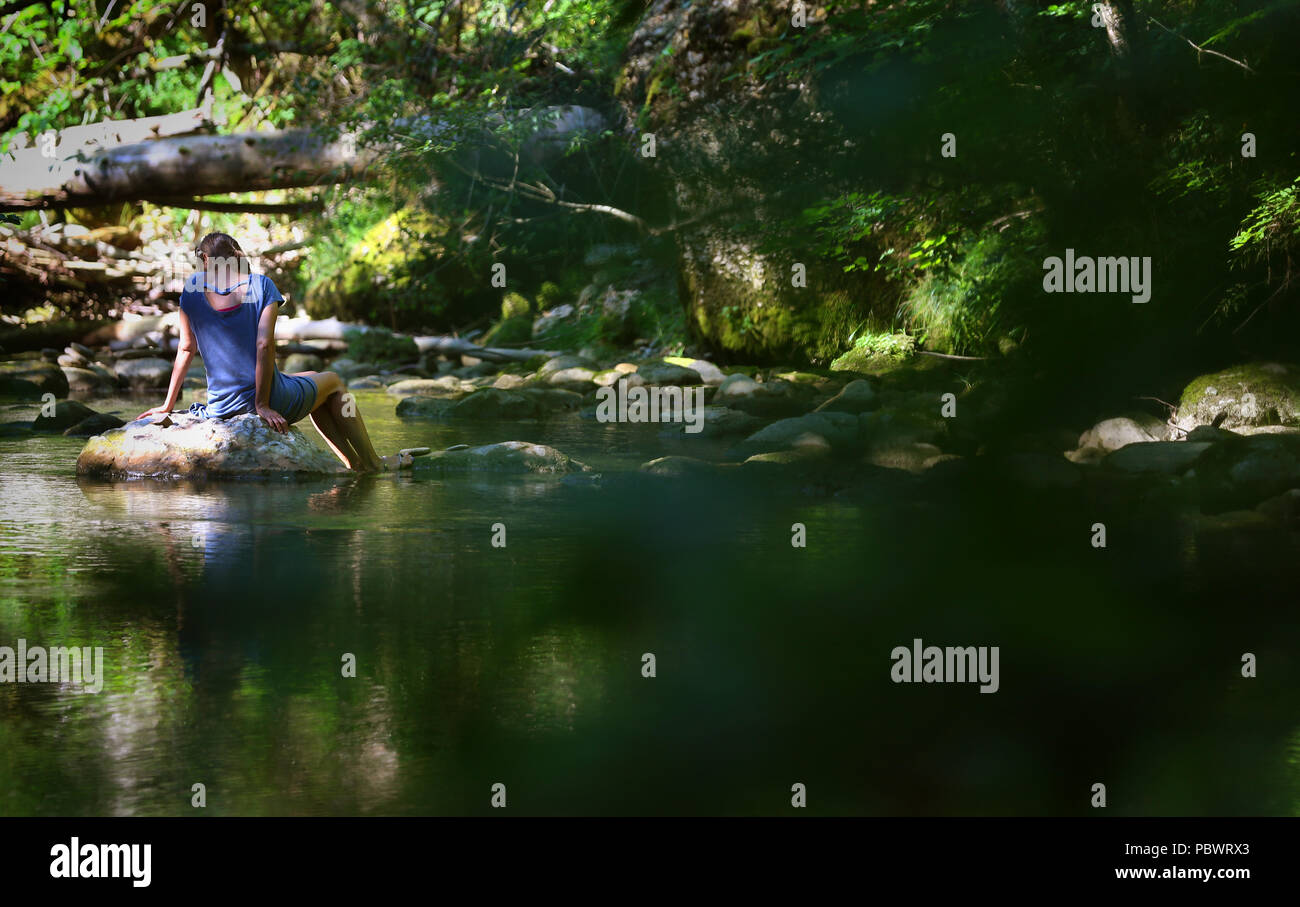 Maierhoefen, Germania. Il 30 luglio, 2018. 30.07.2018, Baviera, Maierhöfen: Le persone sono alla ricerca di raffreddamento nelle fresche acque del Argen superiore nel piano di ghiaccio Gorge. Credito: Karl-Josef Hildenbrand/dpa/Alamy Live News Foto Stock