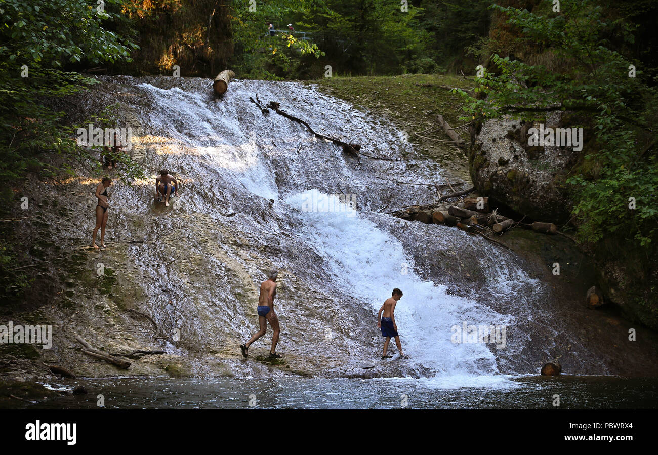Maierhoefen, Germania. Il 30 luglio, 2018. 30.07.2018, Baviera, Maierhöfen: Le persone sono alla ricerca di raffreddamento nelle fresche acque del Argen superiore nel piano di ghiaccio Gorge. Credito: Karl-Josef Hildenbrand/dpa/Alamy Live News Foto Stock