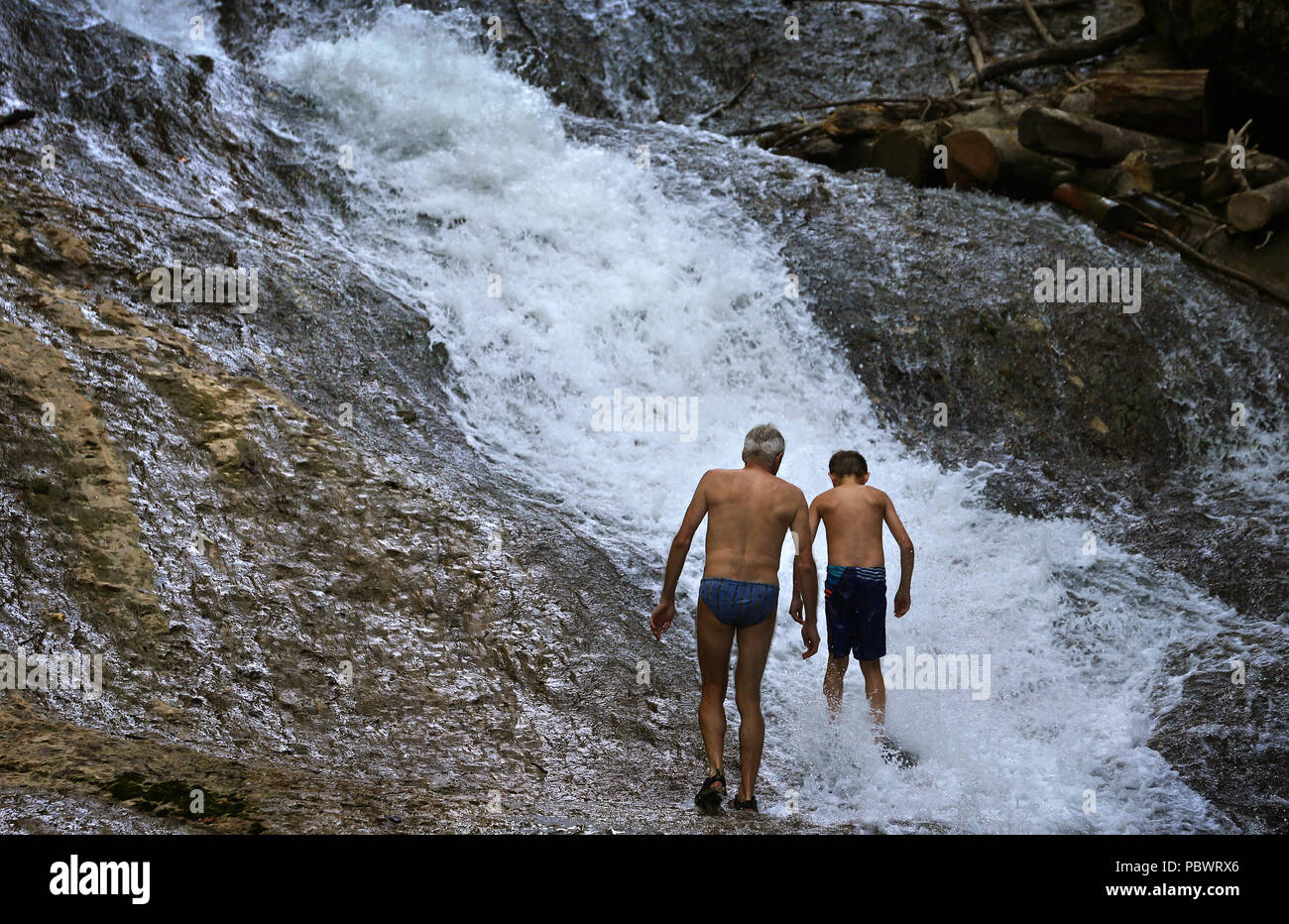 Maierhoefen, Germania. Il 30 luglio, 2018. 30.07.2018, Baviera, Maierhöfen: Le persone sono alla ricerca di raffreddamento nelle fresche acque del Argen superiore nel piano di ghiaccio Gorge. Credito: Karl-Josef Hildenbrand/dpa/Alamy Live News Foto Stock
