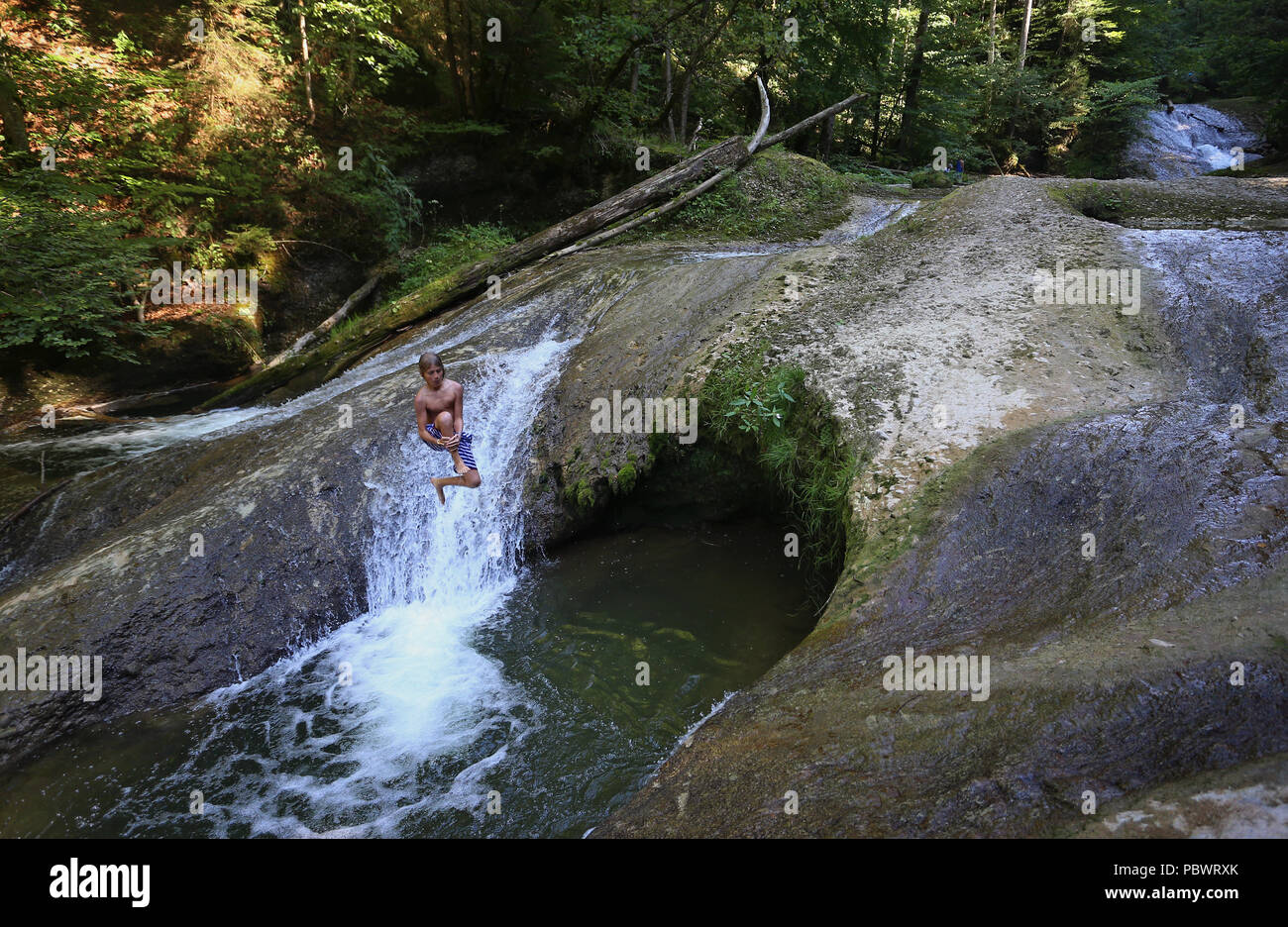 Maierhoefen, Germania. Il 30 luglio, 2018. 30.07.2018, Baviera, Maierhöfen: Le persone sono alla ricerca di raffreddamento nelle fresche acque del Argen superiore nel piano di ghiaccio Gorge. Credito: Karl-Josef Hildenbrand/dpa/Alamy Live News Foto Stock