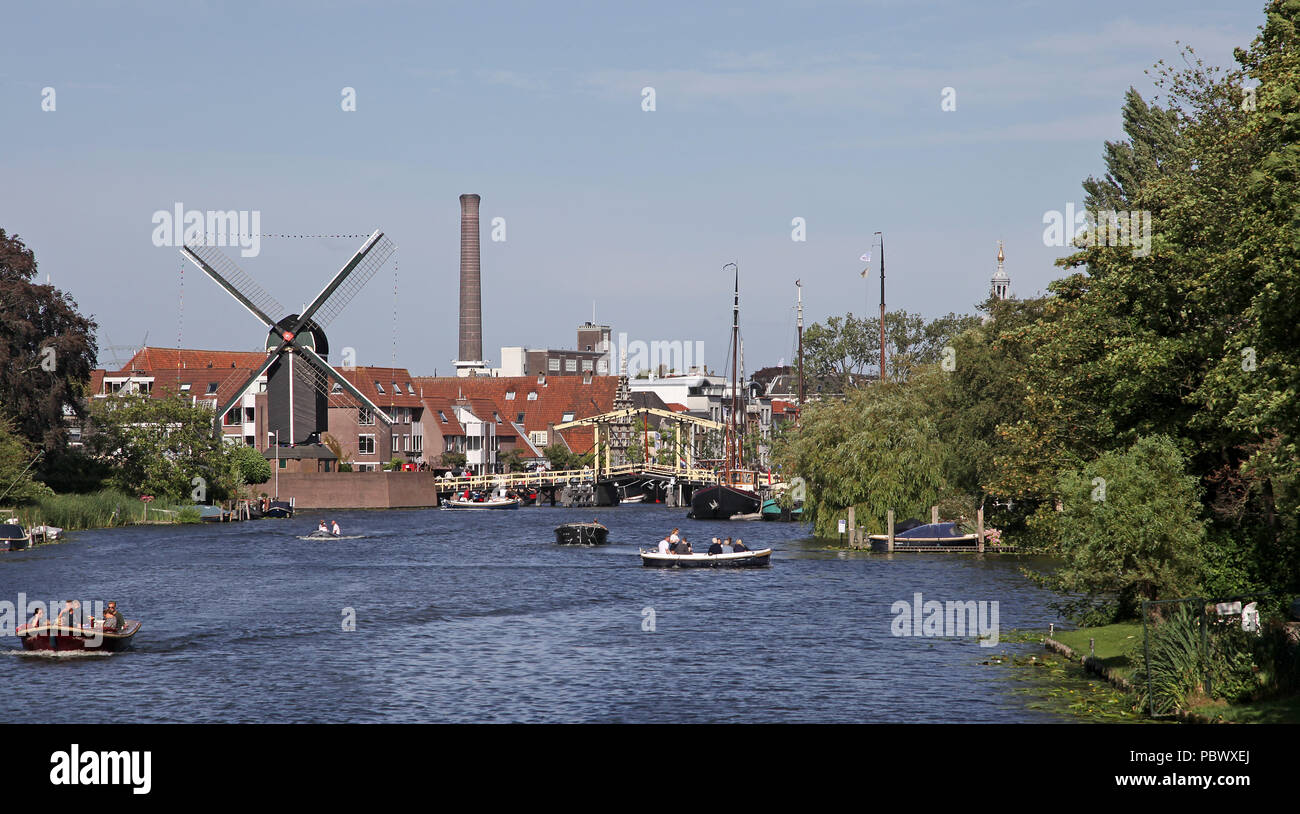 La città di Leiden nei Paesi Bassi durante il periodo estivo e ''Sail Leiden'' Foto Stock