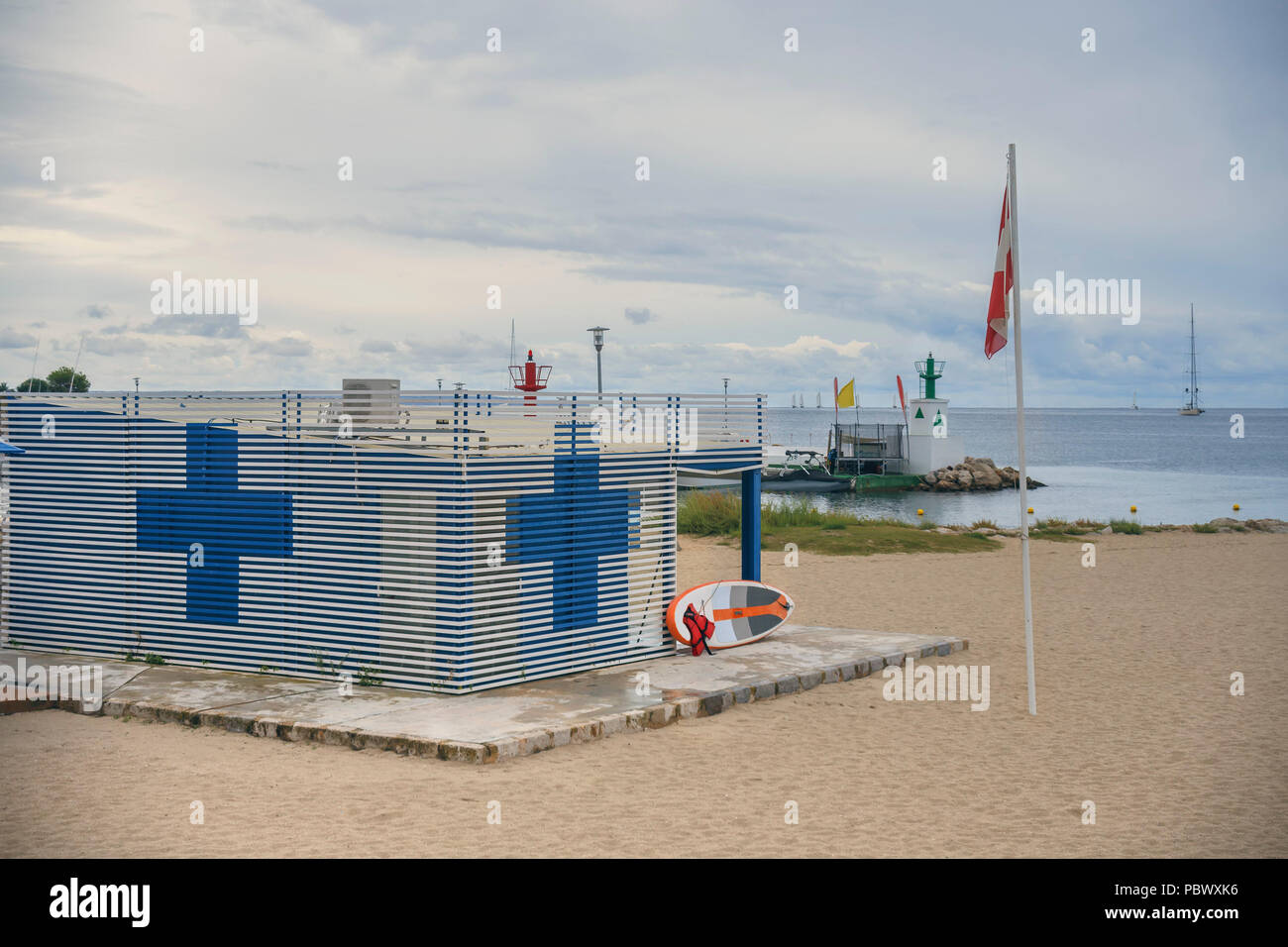 La stazione di primo aiuto sullo sfondo di una deserta spiaggia di sabbia fine e bianca di barche in mare nella città spagnola di Magaluf Foto Stock