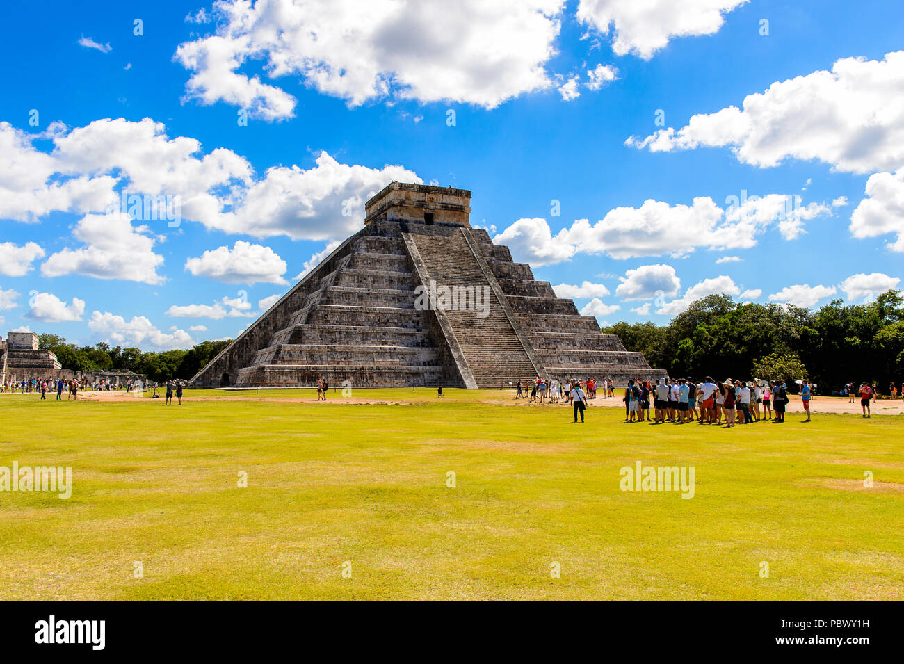 El Castillo (Tempio di Kukulcan), un passo Mesoamerican-piramide, Chichen Itza. È stato un grande pre-colombiana città costruita dal popolo Maya del Termin Foto Stock