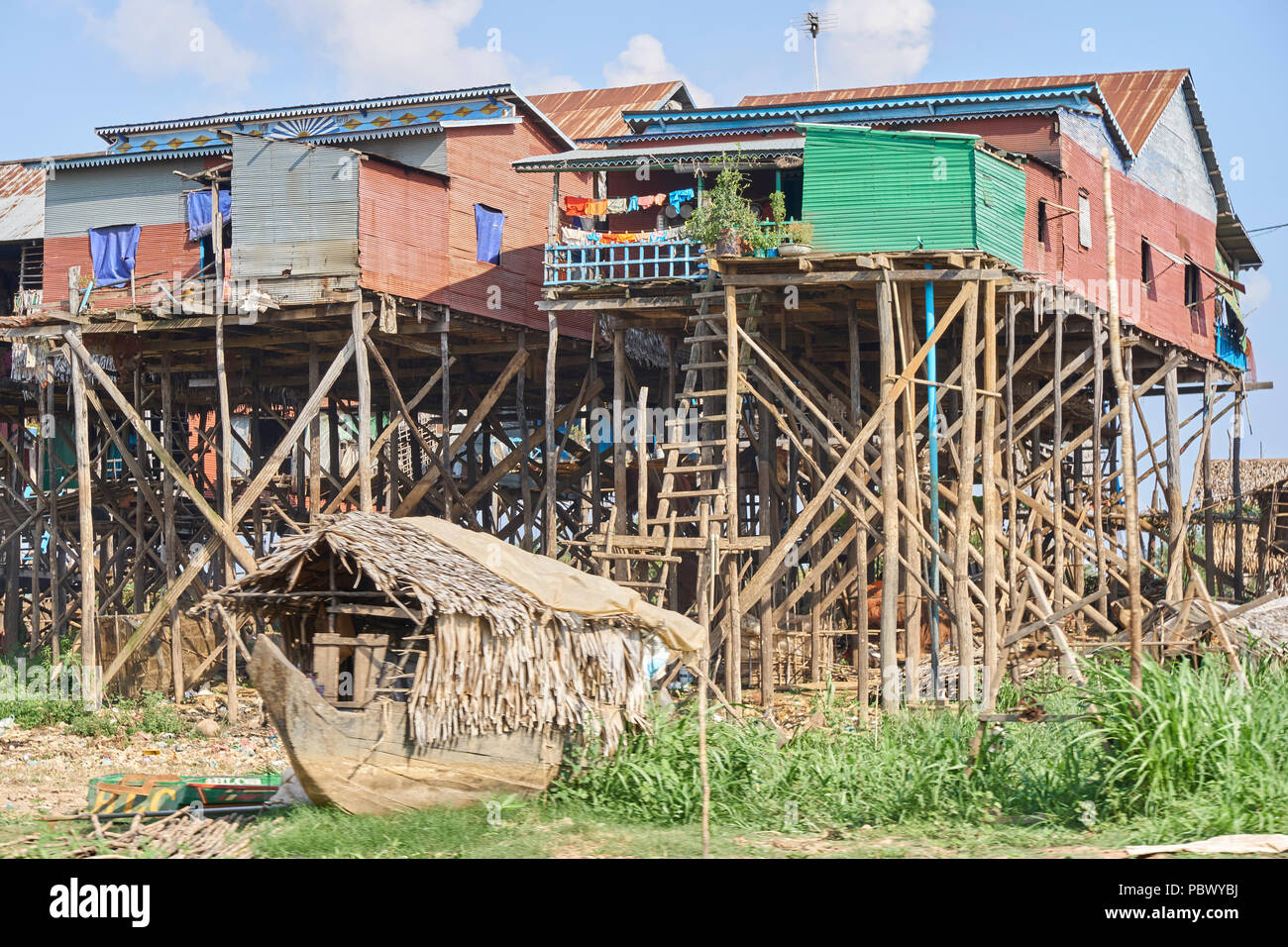 Palafitte sul lago Tonle Sap in Cambogia Foto Stock